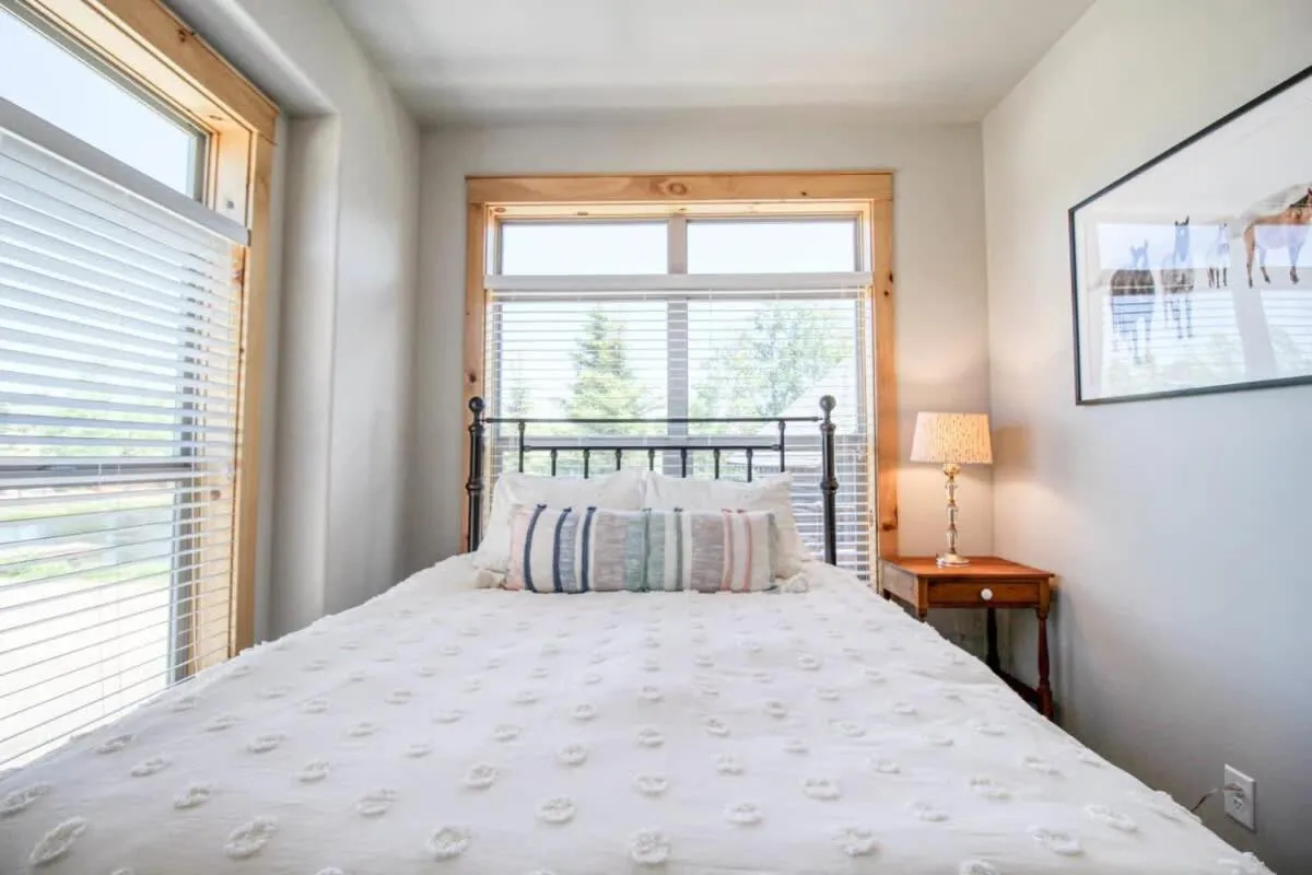 Bed in Modern 3bd cabin in Edgewater