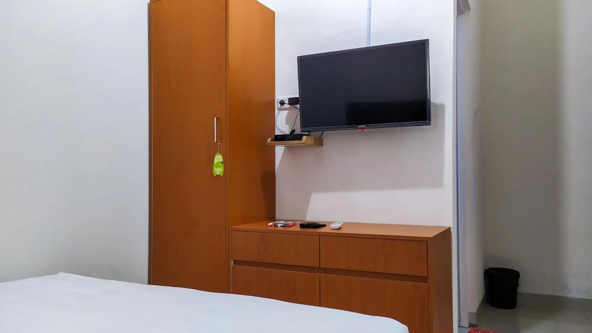 Bed in Omah Leren Mitra RedDoorz near Gembiraloka Zoo Yogyakarta