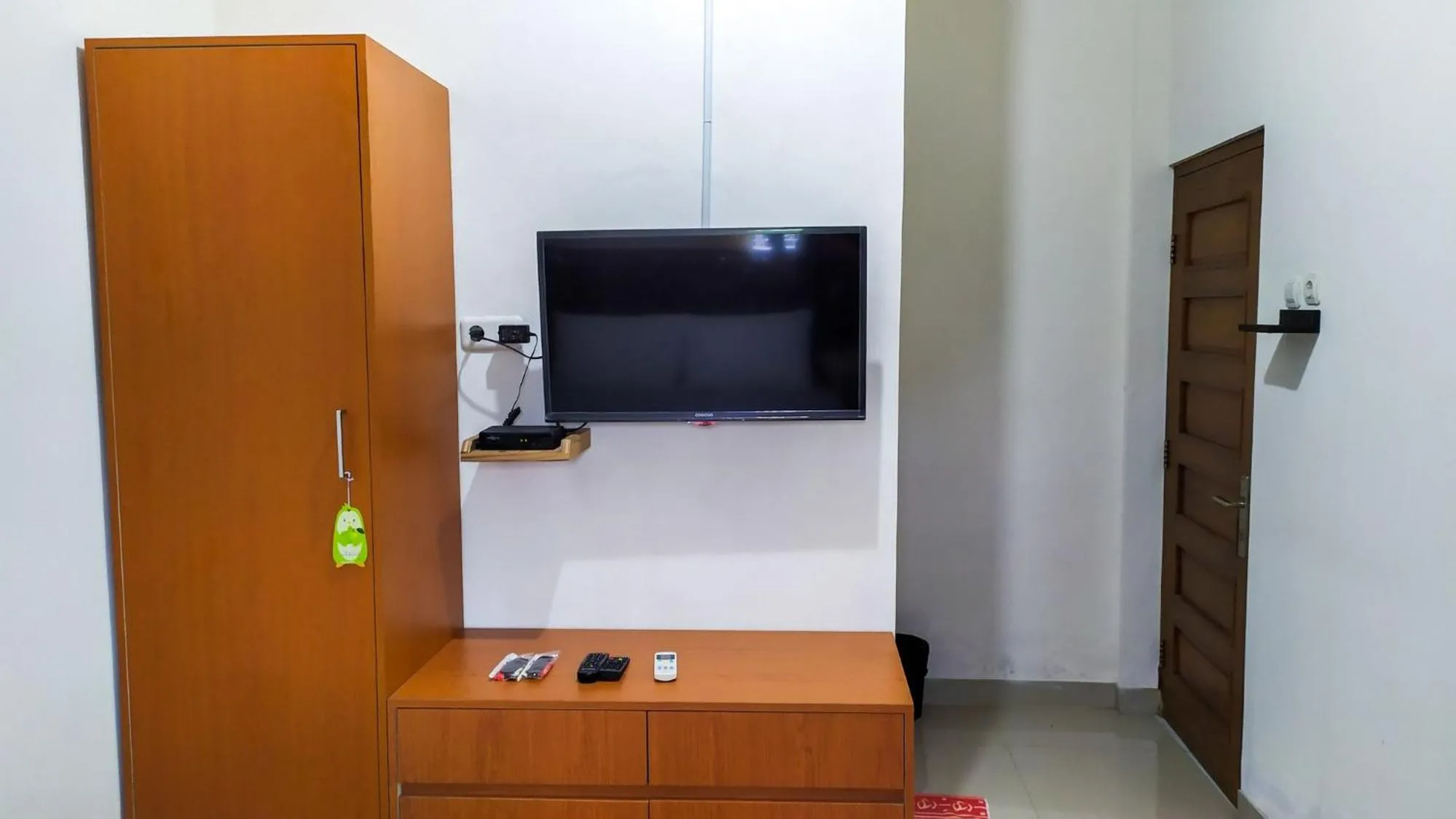 TV and multimedia in Omah Leren Mitra RedDoorz near Gembiraloka Zoo Yogyakarta