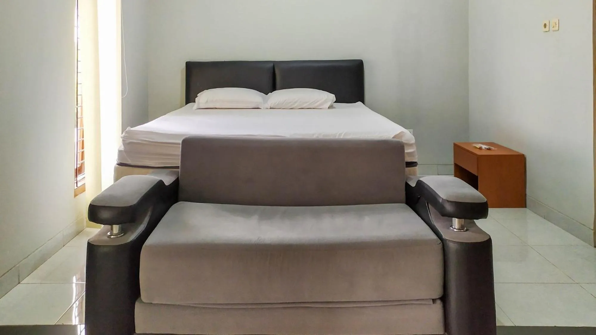 Bed in Omah Leren Mitra RedDoorz near Gembiraloka Zoo Yogyakarta