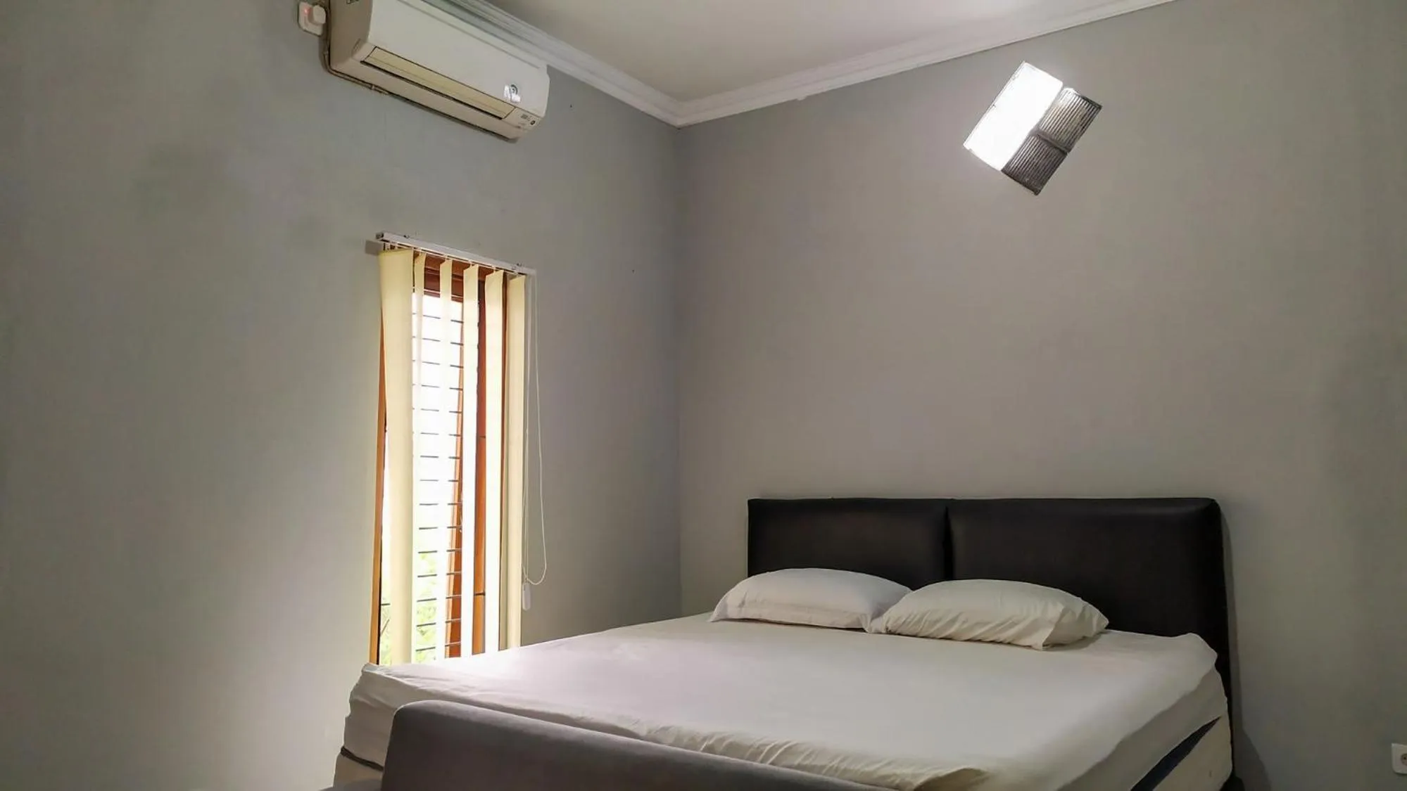 Bed in Omah Leren Mitra RedDoorz near Gembiraloka Zoo Yogyakarta