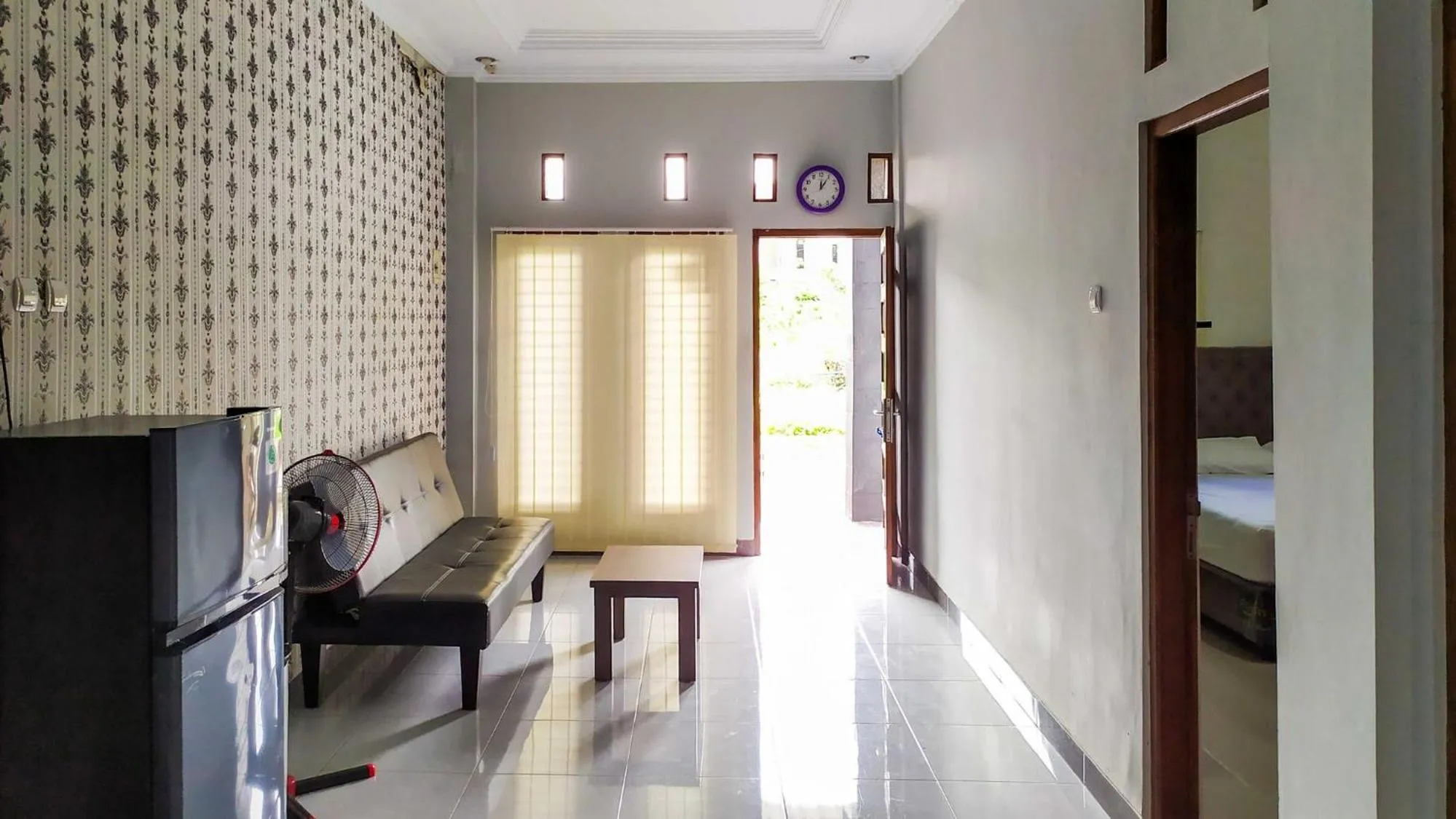 Seating area in Omah Leren Mitra RedDoorz near Gembiraloka Zoo Yogyakarta