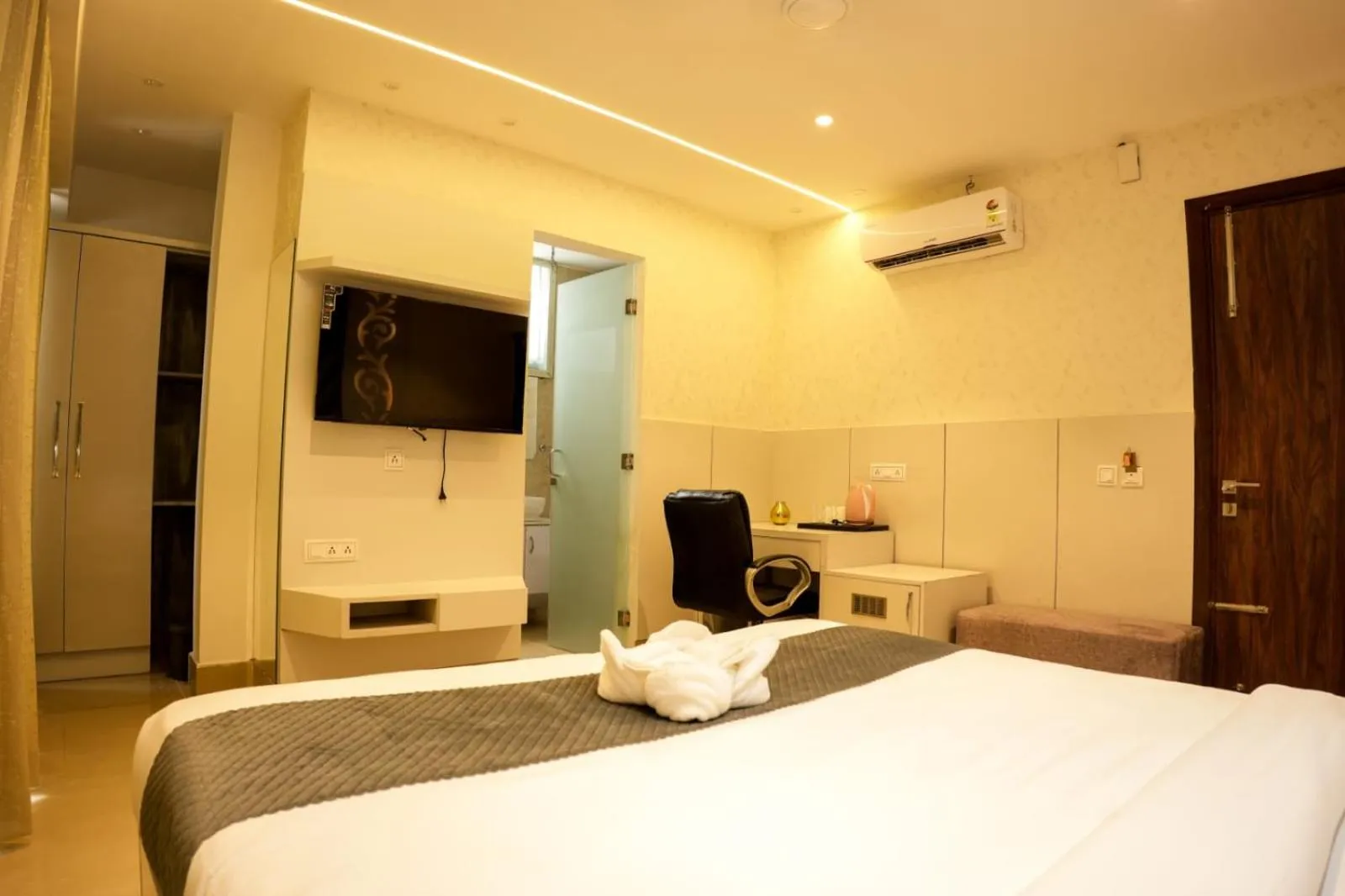 Bedroom, Bed in Hotel Lime Tree