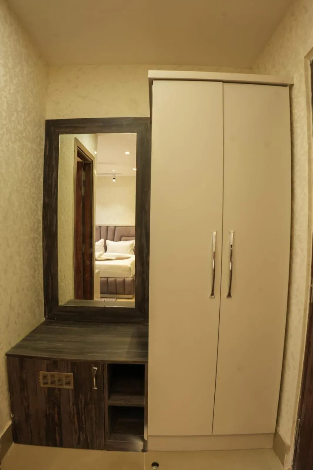 wardrobe, Bed in Hotel Lime Tree
