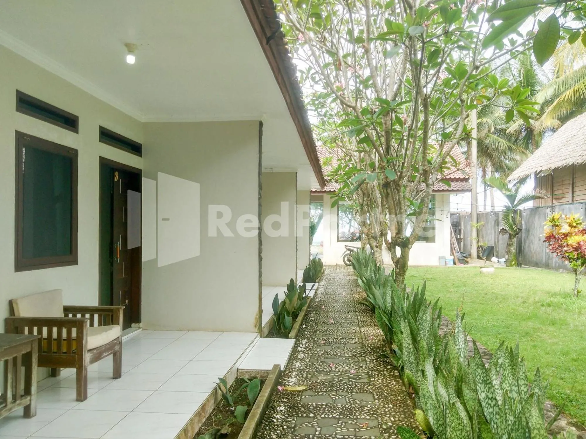 Property building in The SO Hotel Mitra RedDoorz