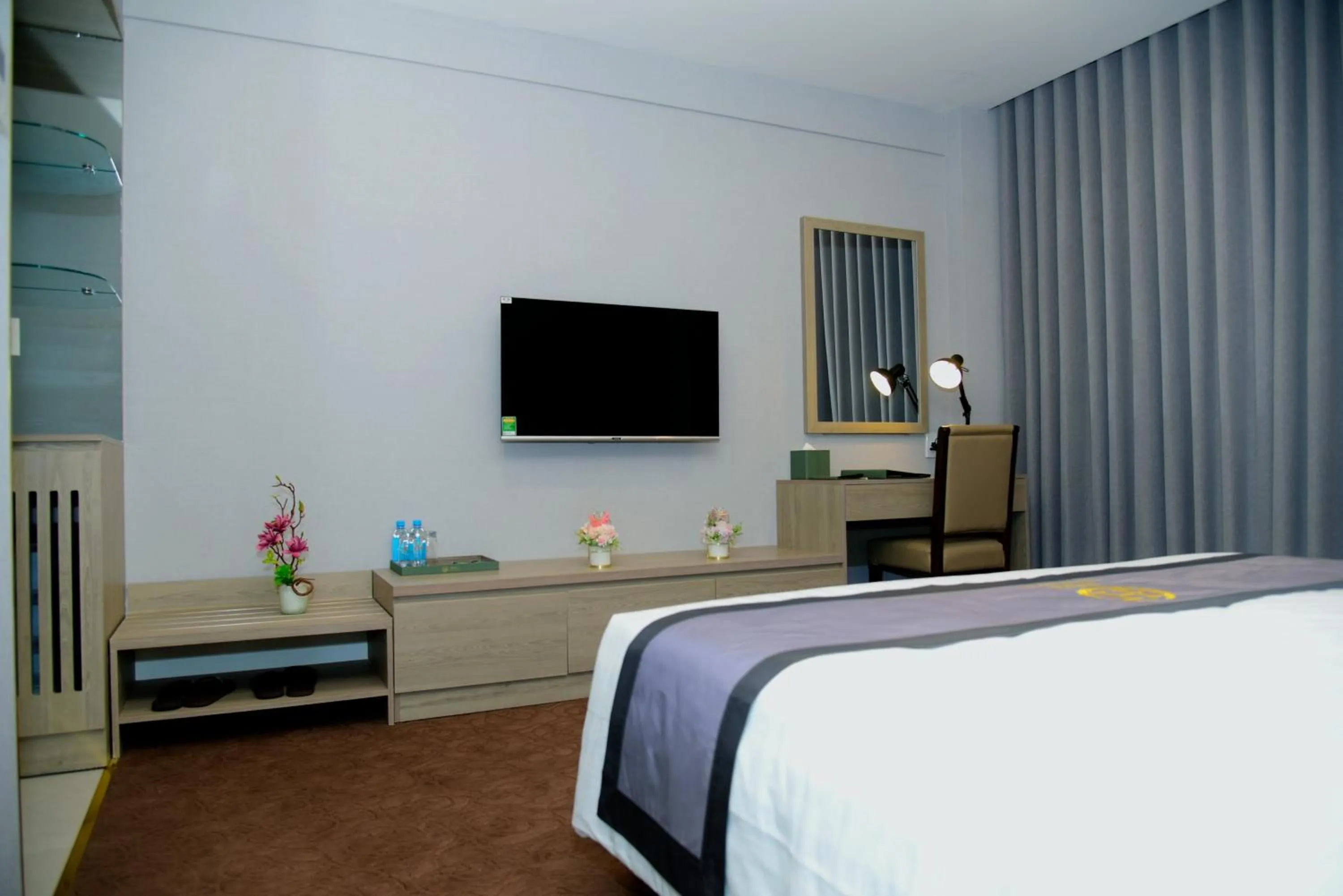 Communal lounge/ TV room, Bed in Hera Luxury Hotel