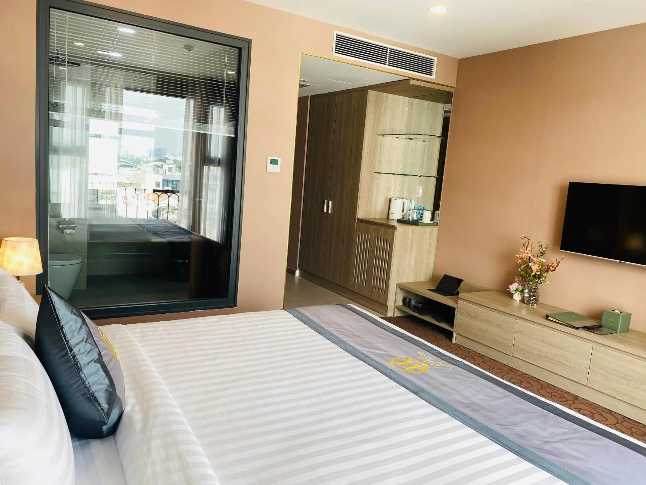 Communal lounge/ TV room, Bed in Hera Luxury Hotel