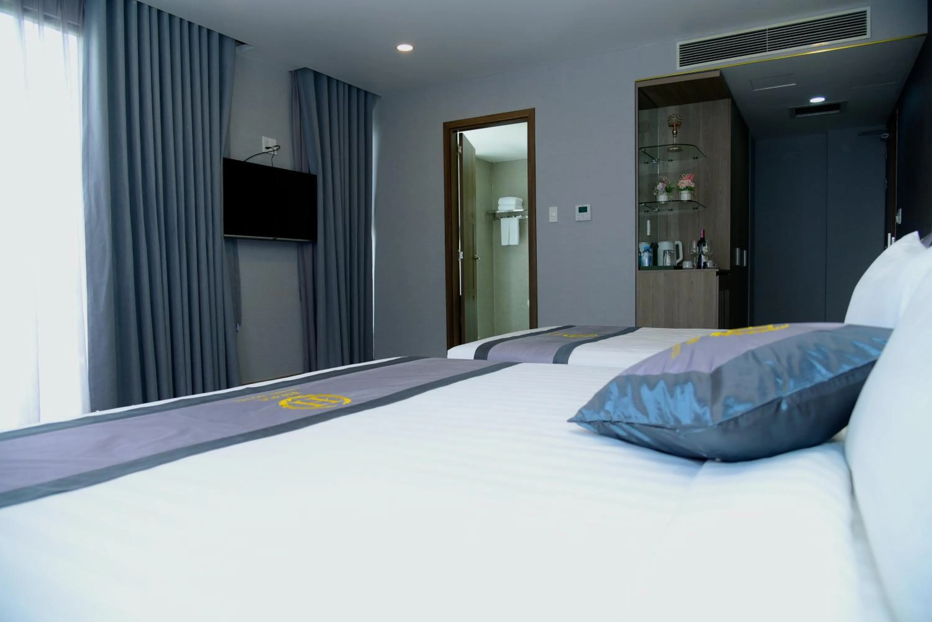 Communal lounge/ TV room, Bed in Hera Luxury Hotel