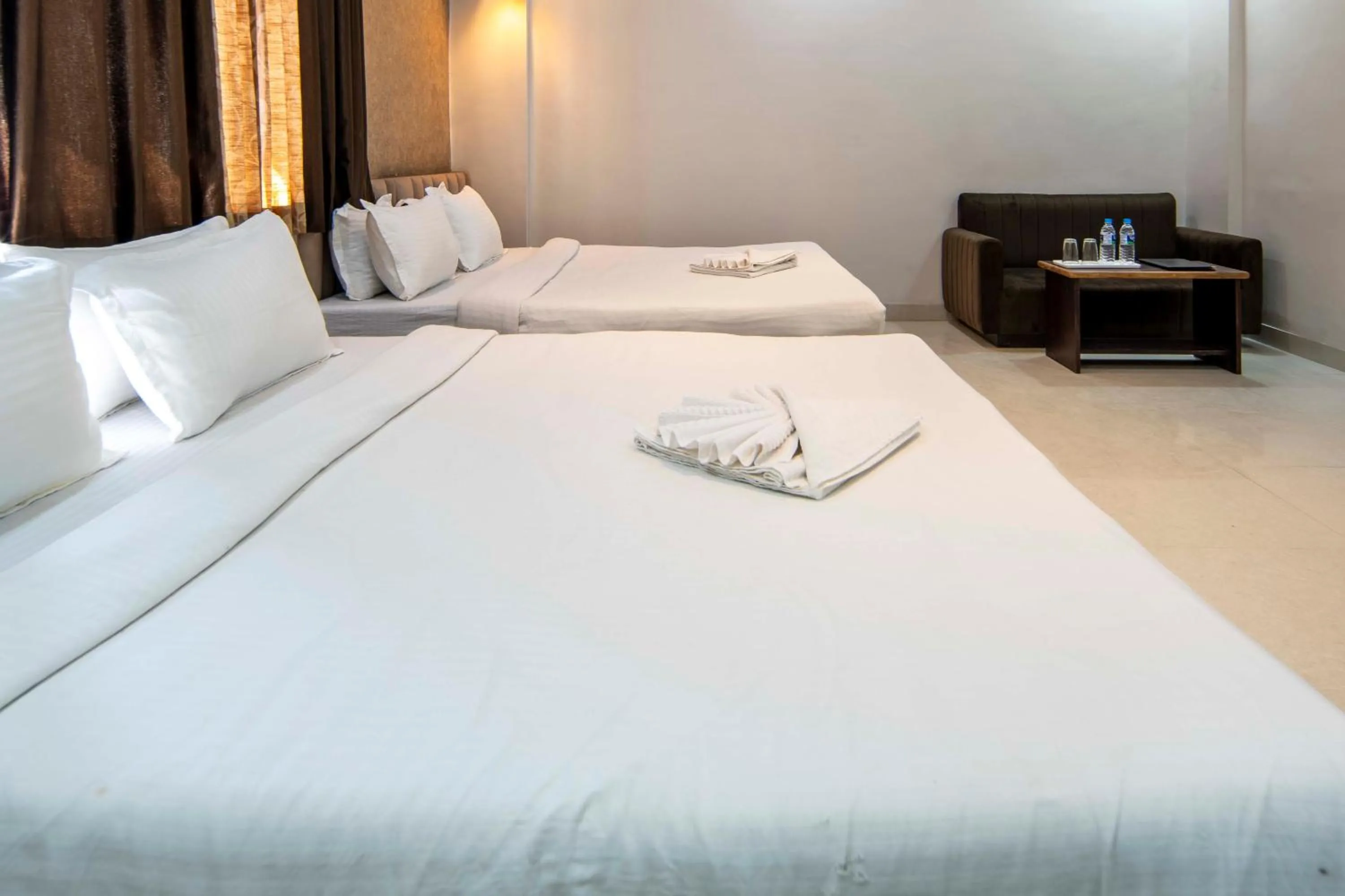 Bed in Hotel Bafna Lawn