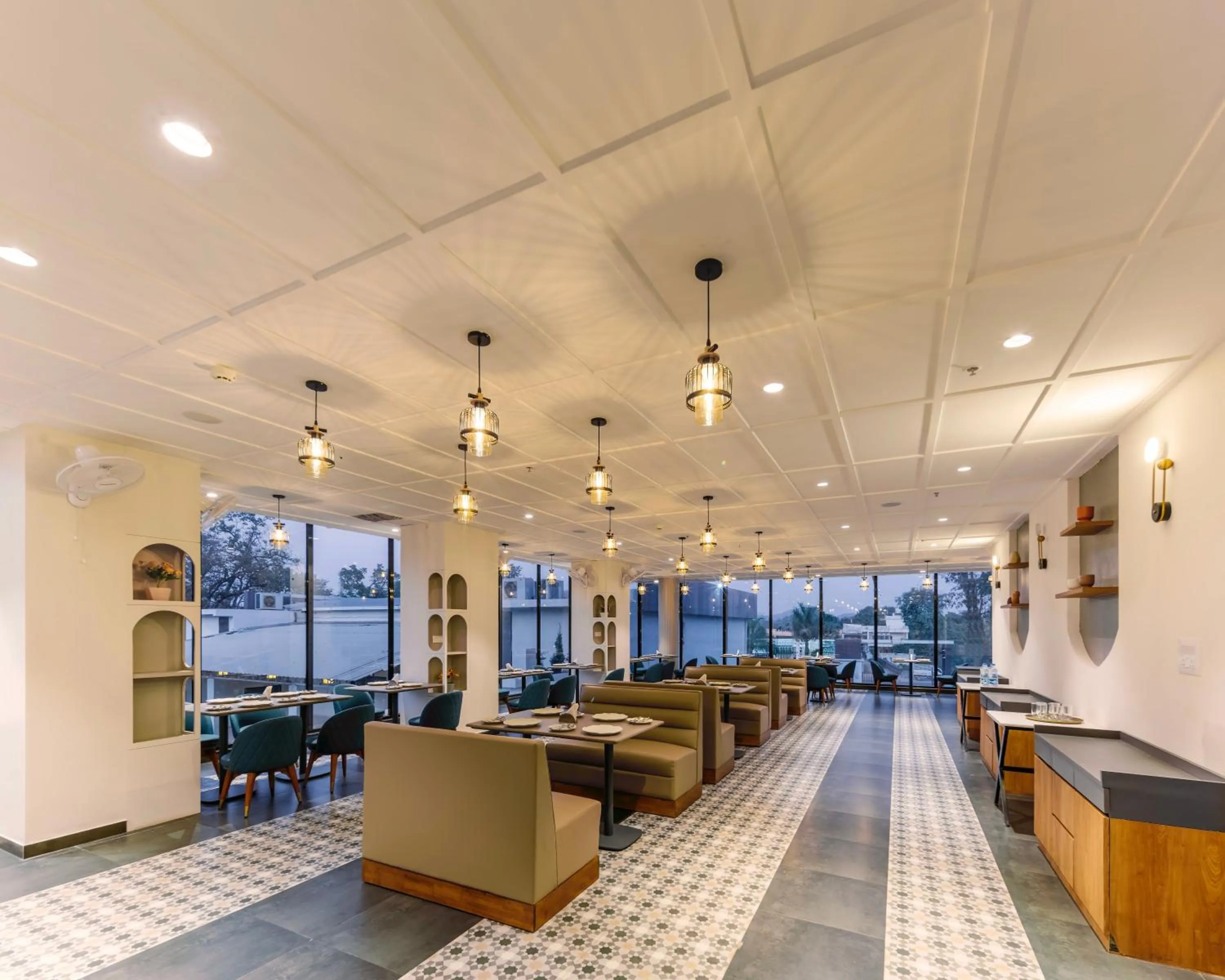 Restaurant/places to eat in Hotel Bafna Lawn