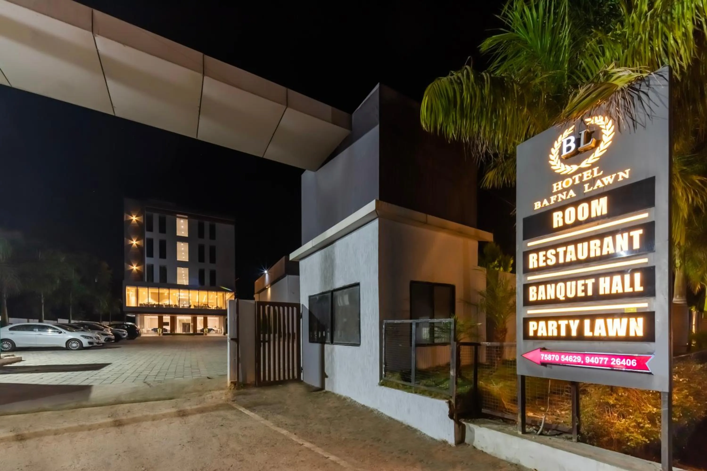 Facade/entrance in Hotel Bafna Lawn
