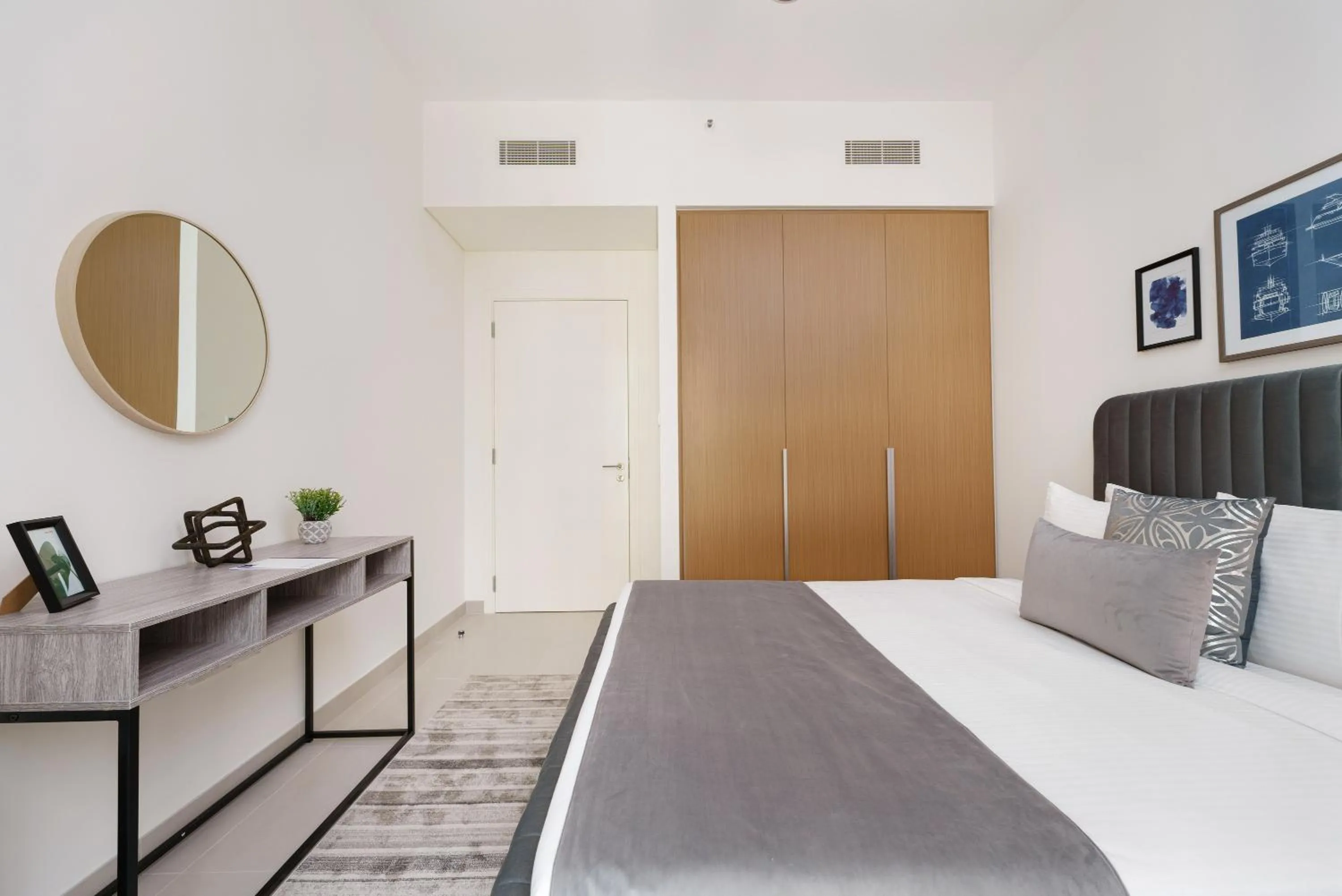 Bed in Maison Privee - Alluring Modern Apt in Dubai Creek Beach