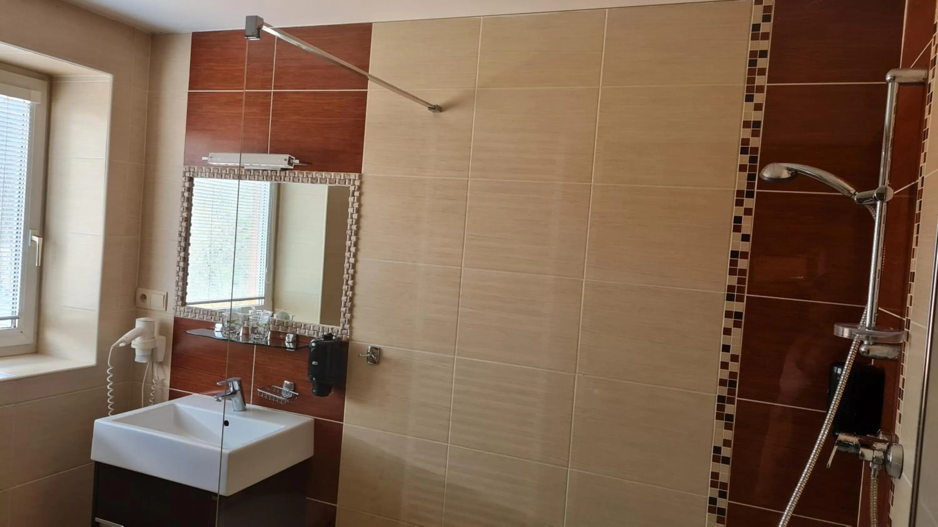 Shower in Hotel Sipox