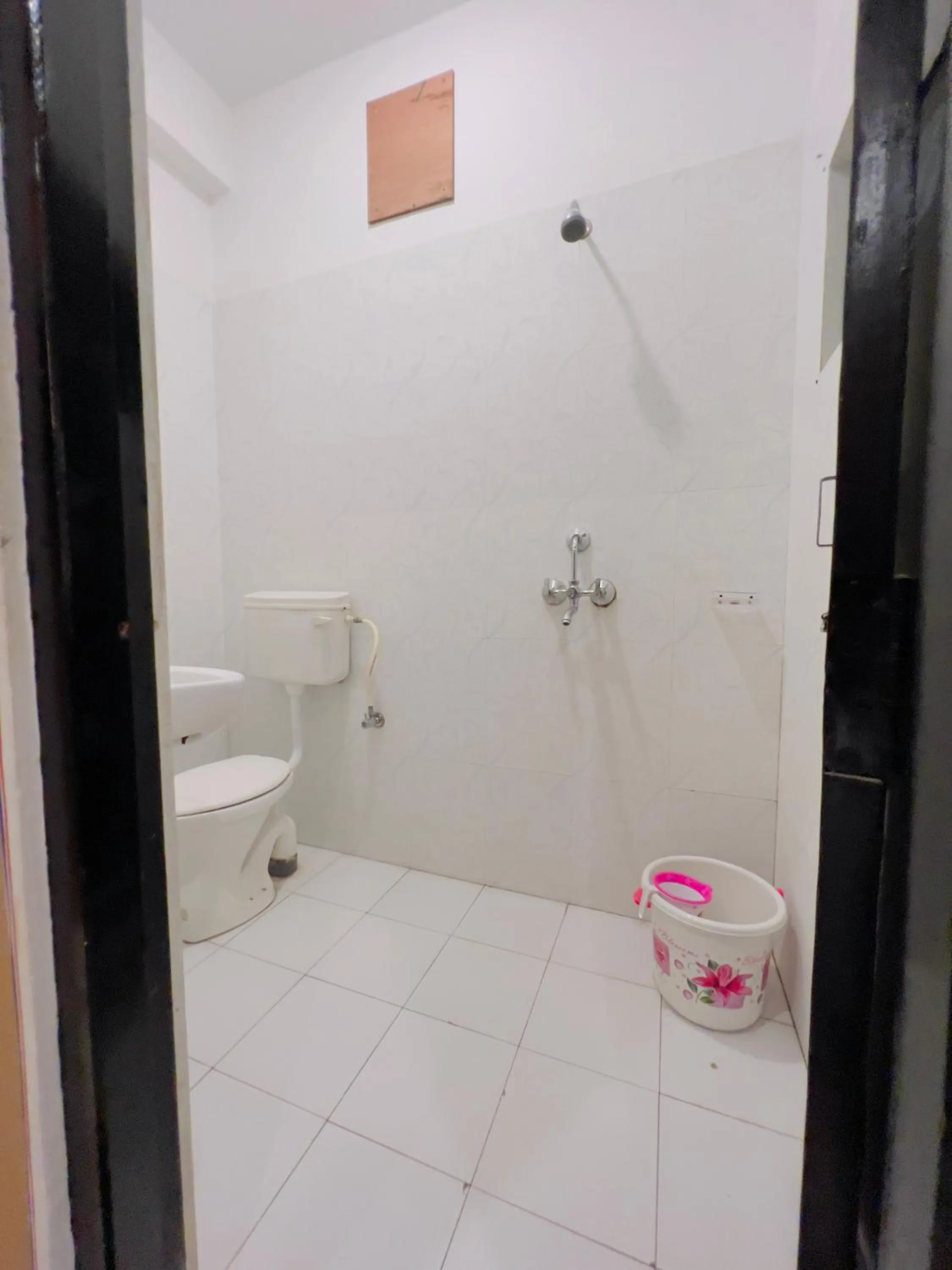 Shower in Mild Life Hostel Udaipur