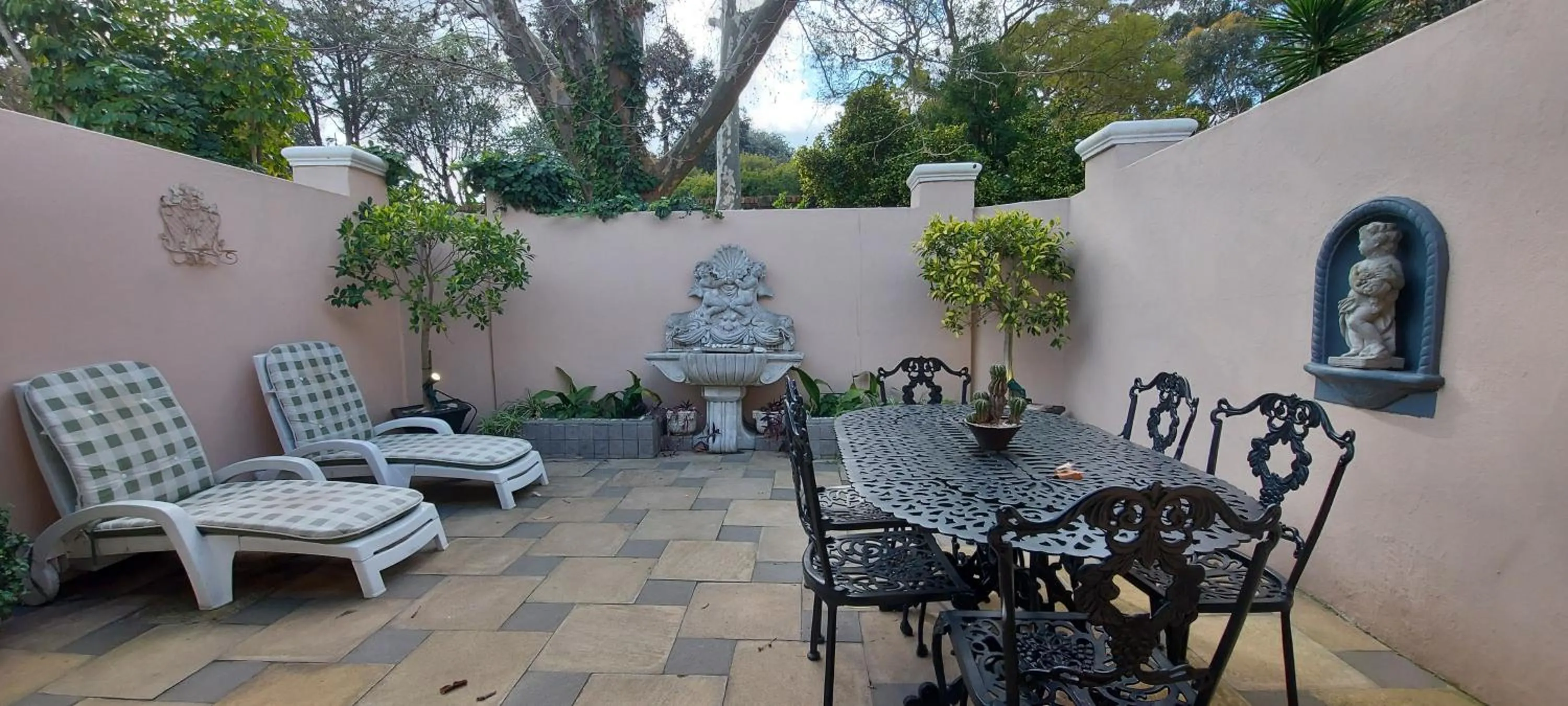 Inner courtyard view in Roosboom Guest Apartments