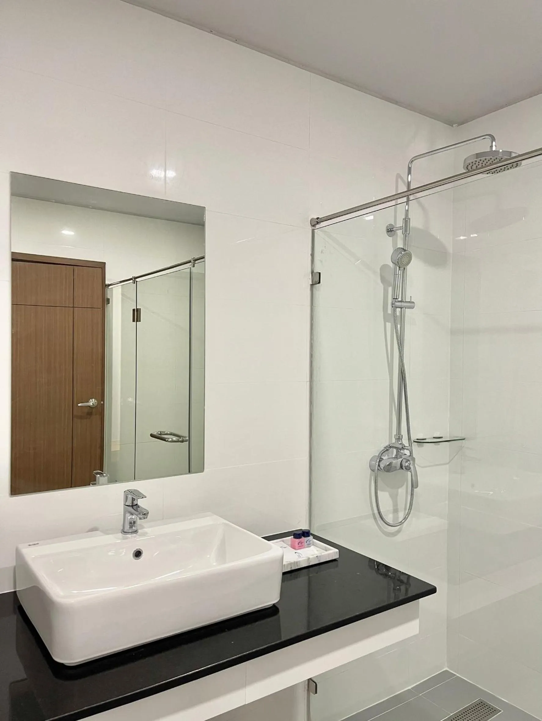 Shower in Air Diamond Hotel