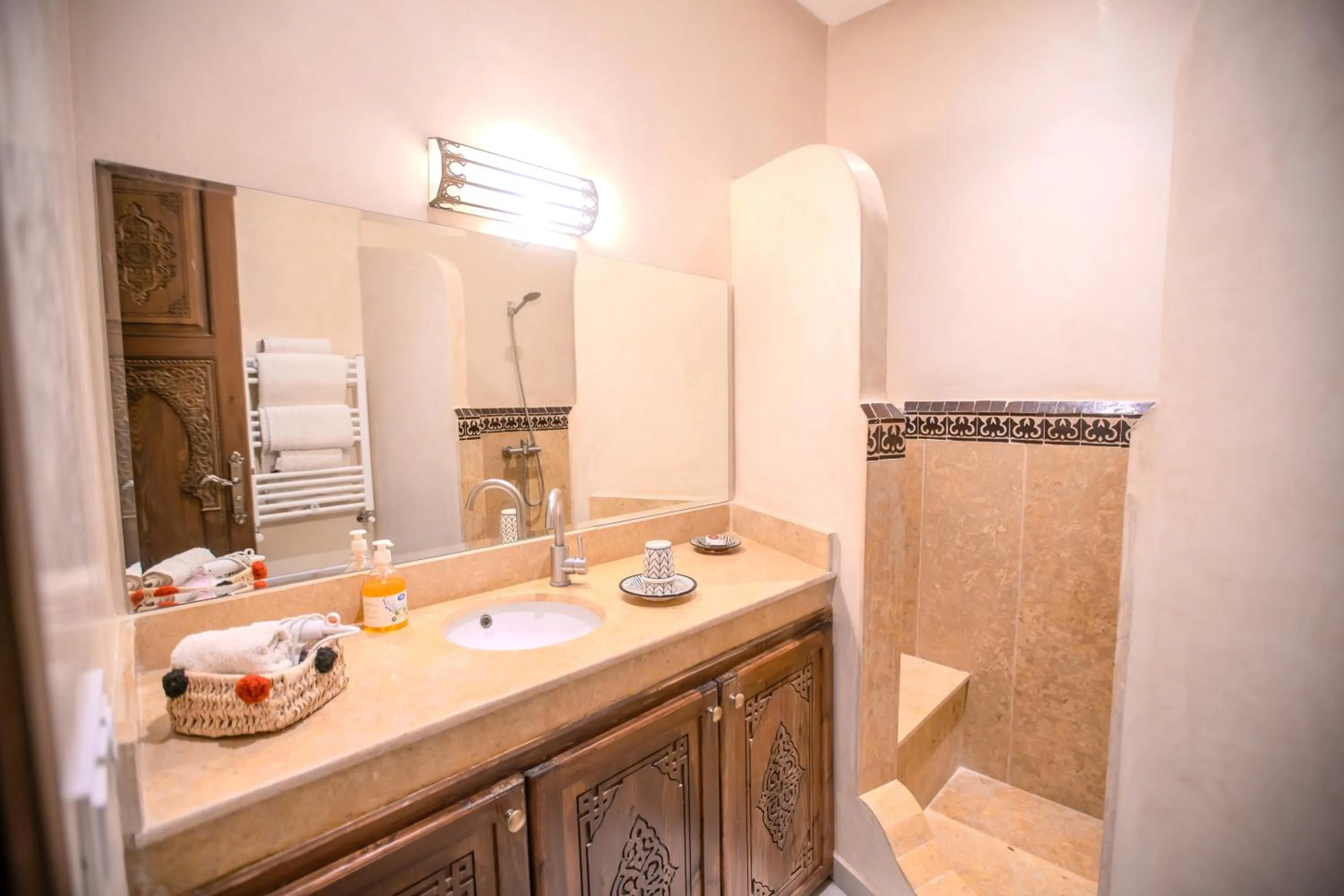 Shower in Riad Mandana & Spa
