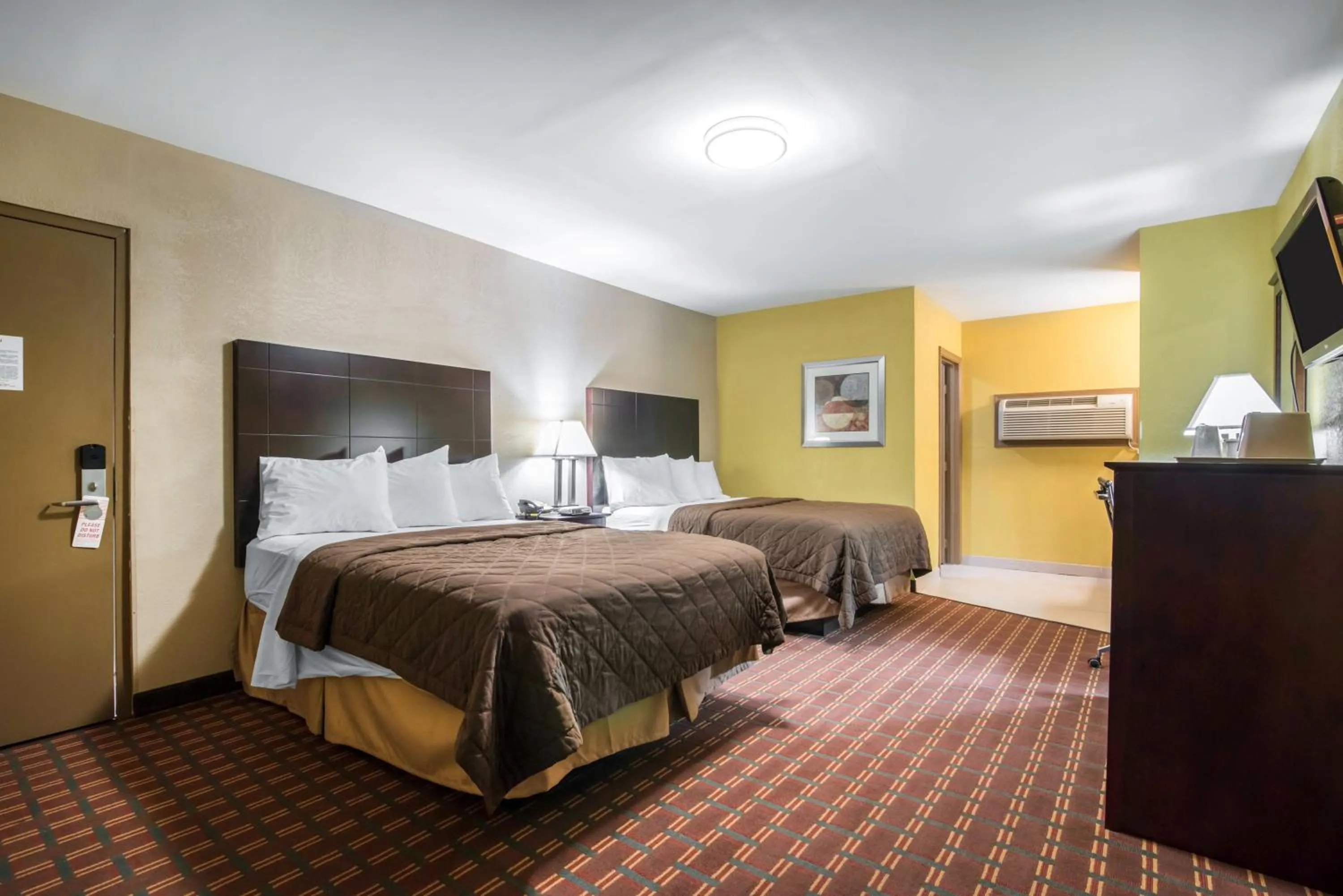 Other, Bed in Rodeway Inn Towanda