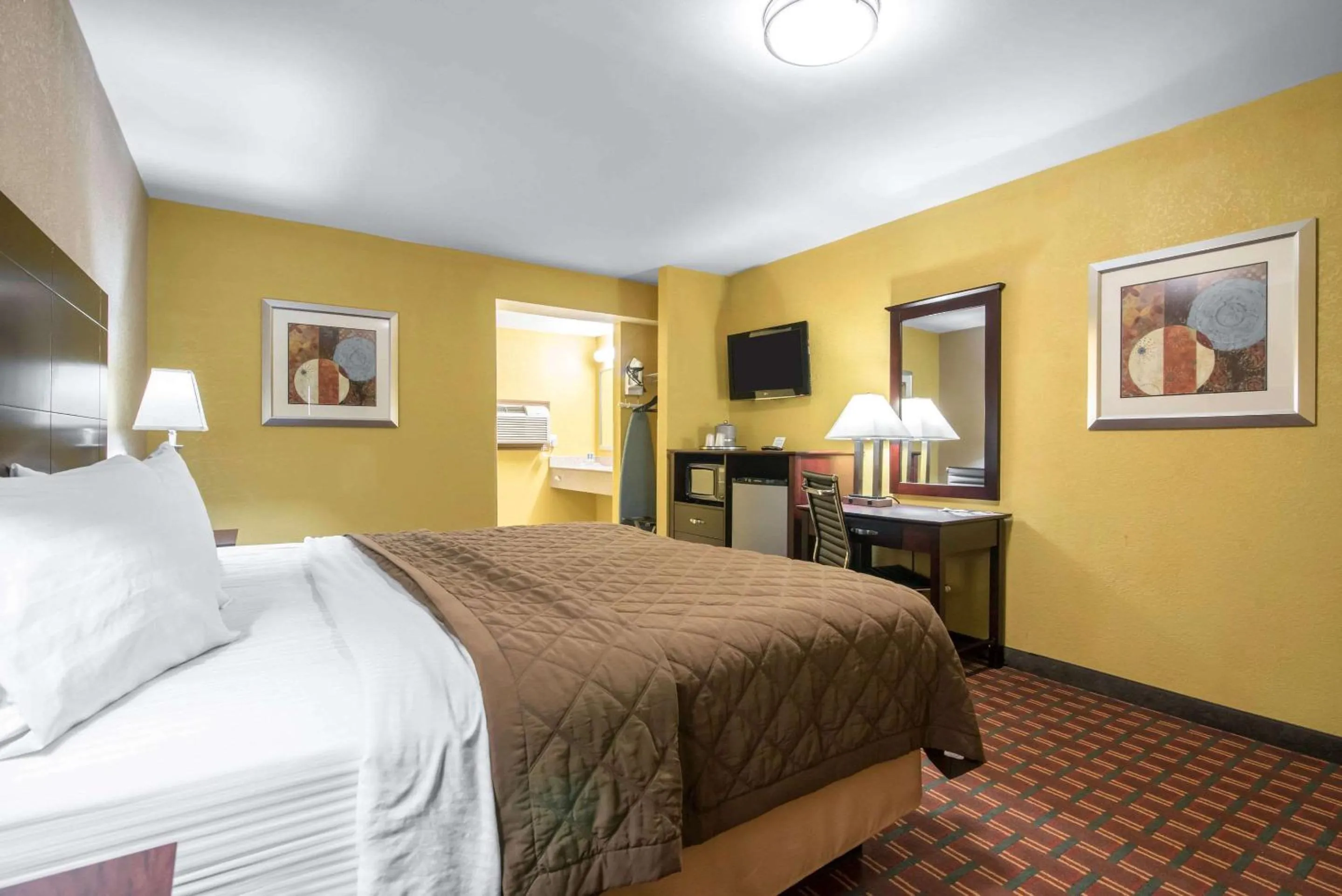 Bedroom, Bed in Rodeway Inn Towanda
