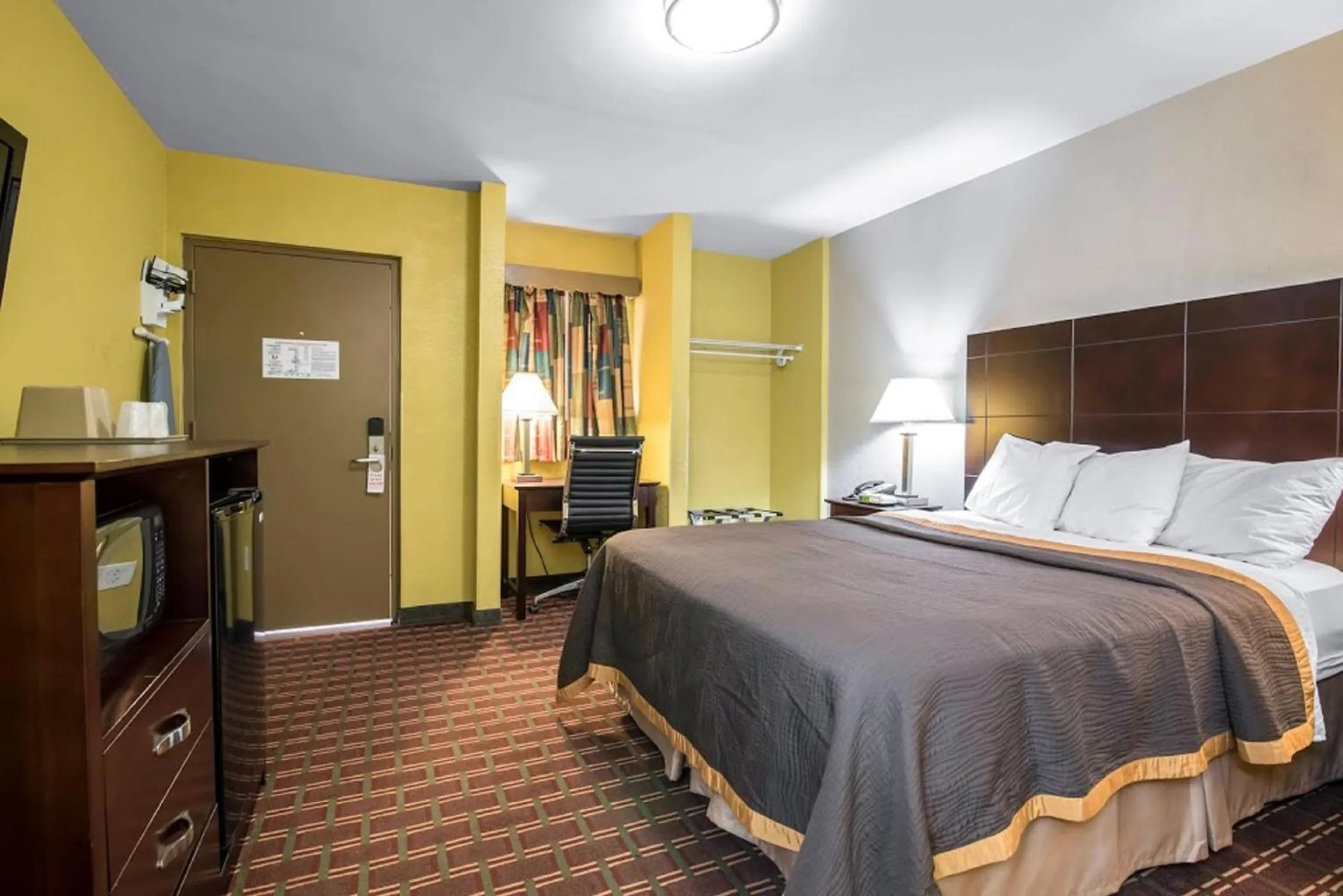 Other, Bed in Rodeway Inn Towanda