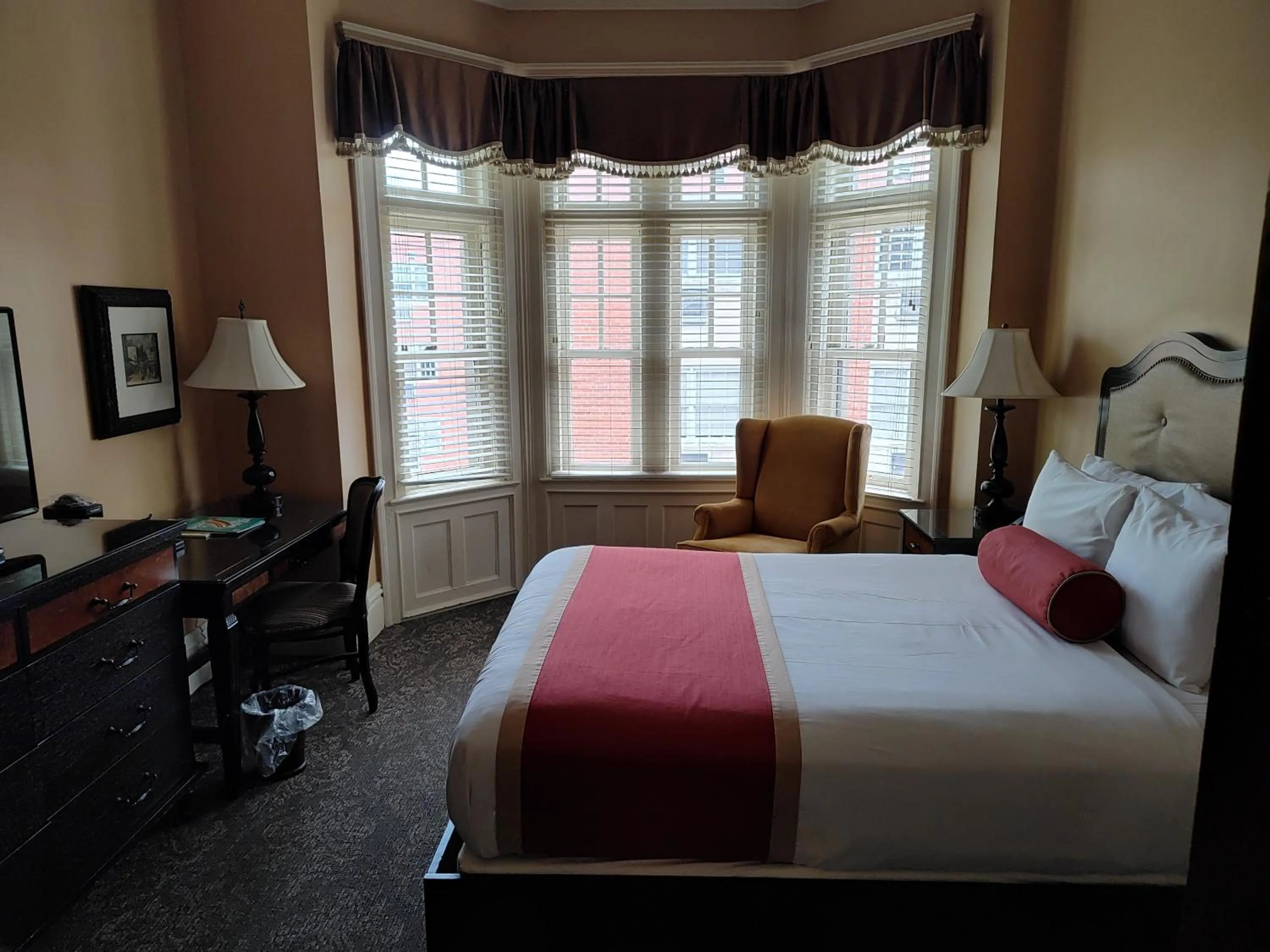 Bedroom, Bed in Mansions on Fifth