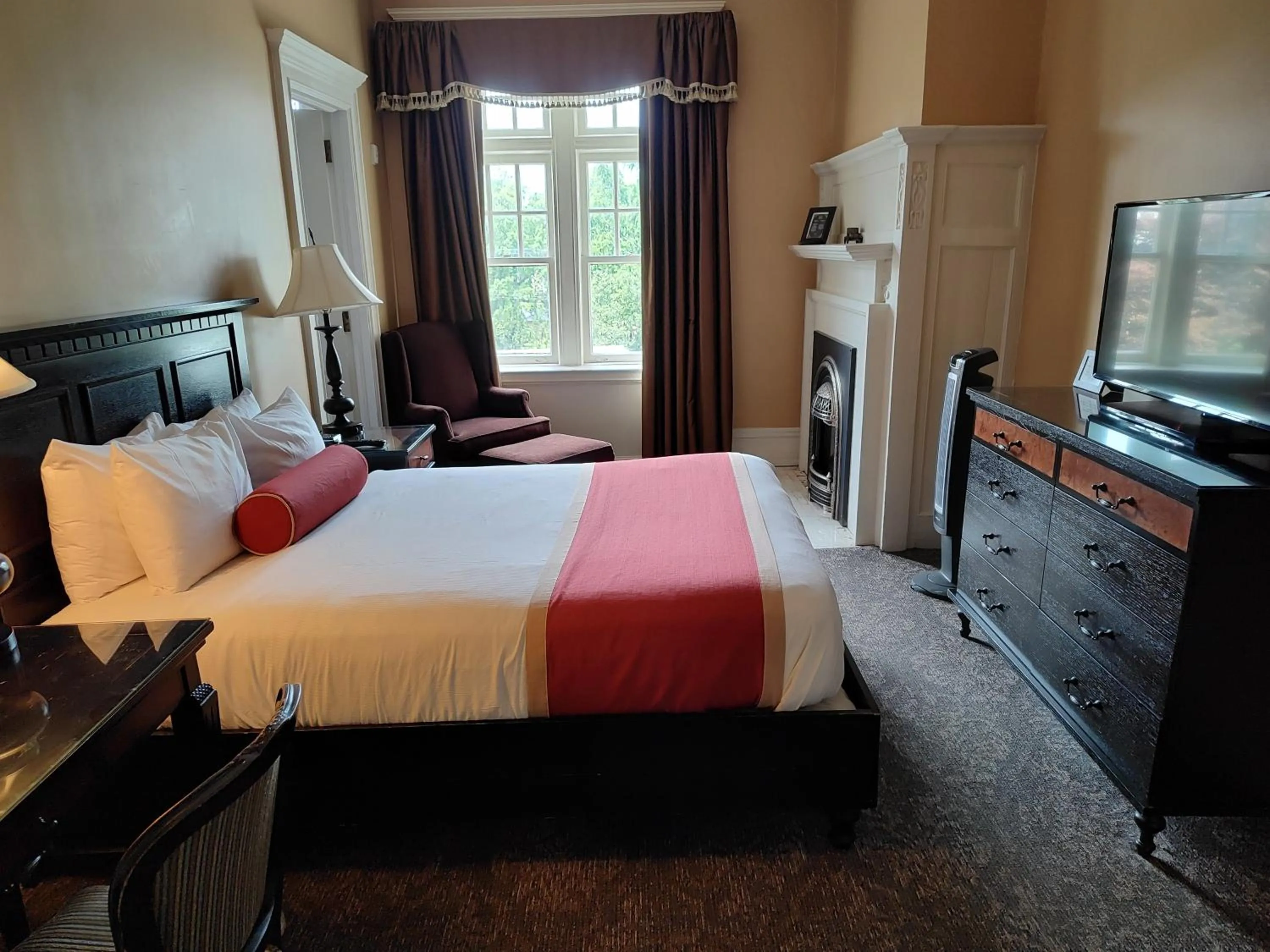 Bedroom, Bed in Mansions on Fifth