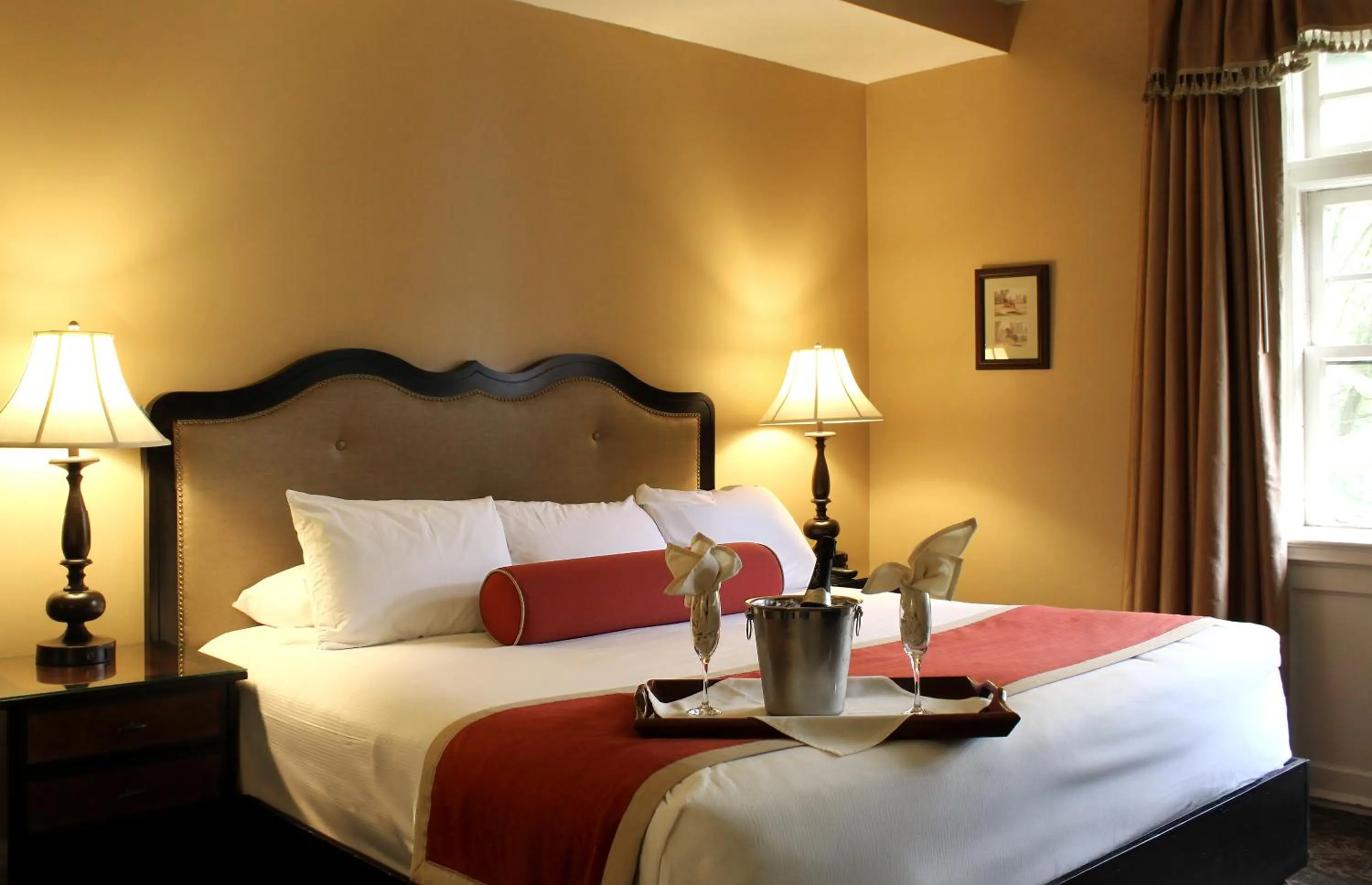 Bedroom, Bed in Mansions on Fifth