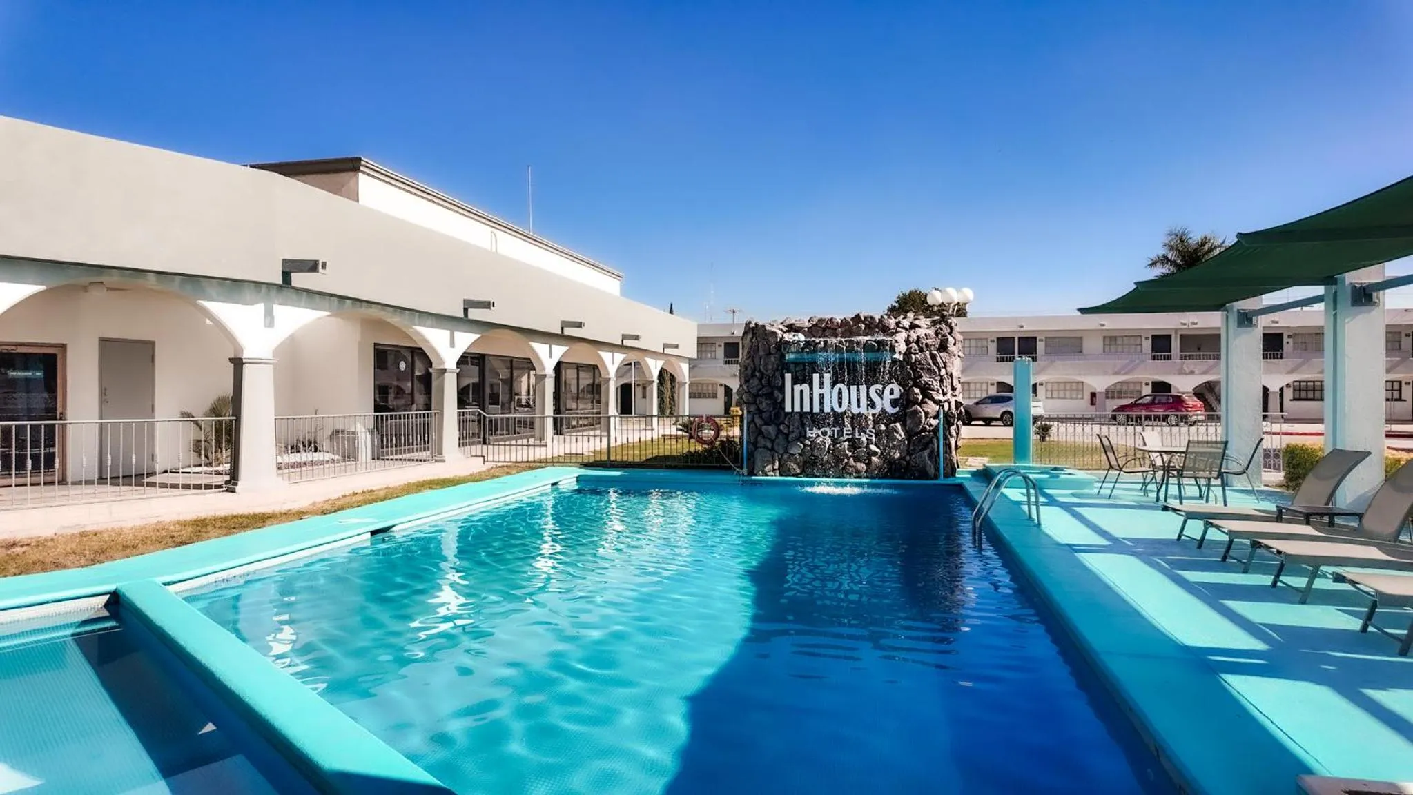 Property building in InHouse Hotel Obregón