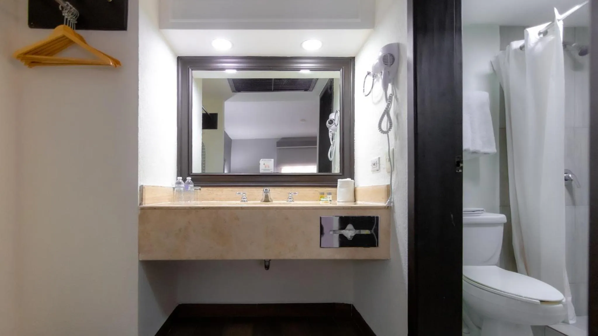 Shower in InHouse Hotel Obregón