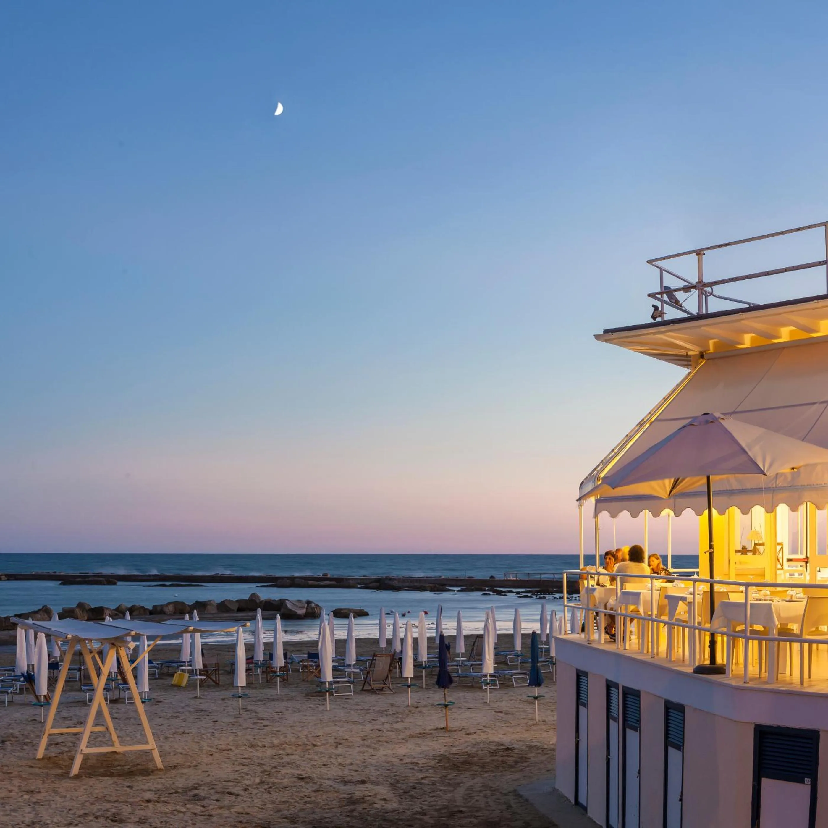 Restaurant/places to eat in Hotel Riviera