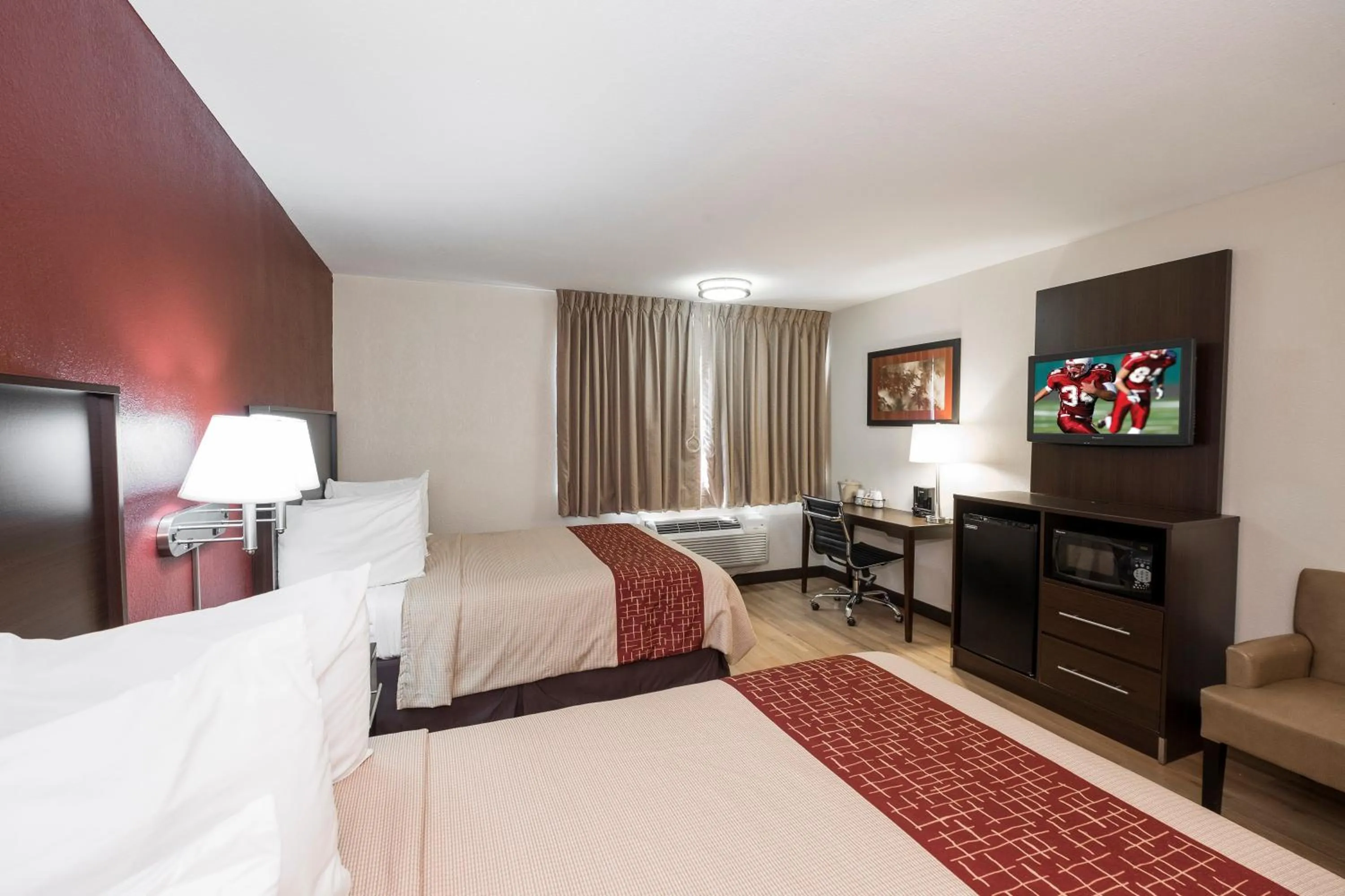 Photo of the whole room, Bed in Red Roof Inn PLUS+ Poughkeepsie