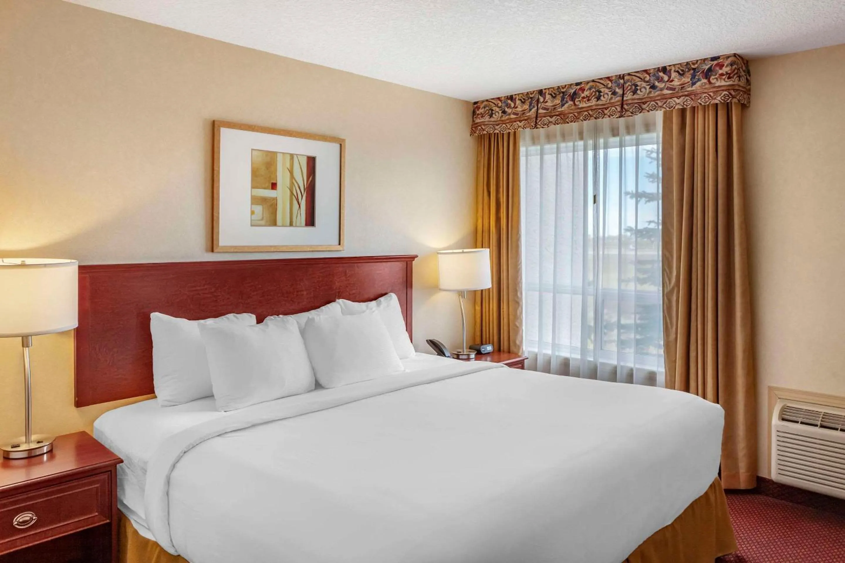 Bedroom, Bed in Quality Inn & Suites Edmonton International Airport