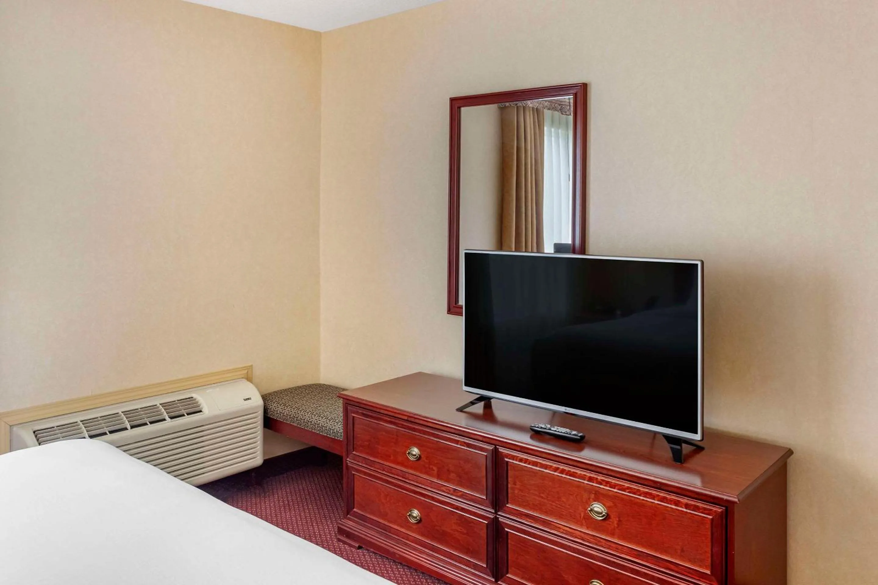 Bedroom, Bed in Quality Inn & Suites Edmonton International Airport