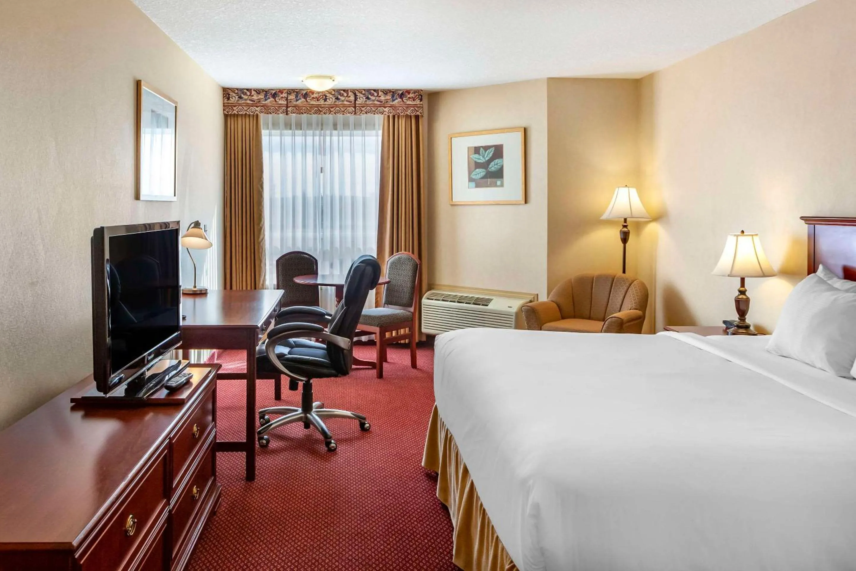 Bedroom, Bed in Quality Inn & Suites Edmonton International Airport