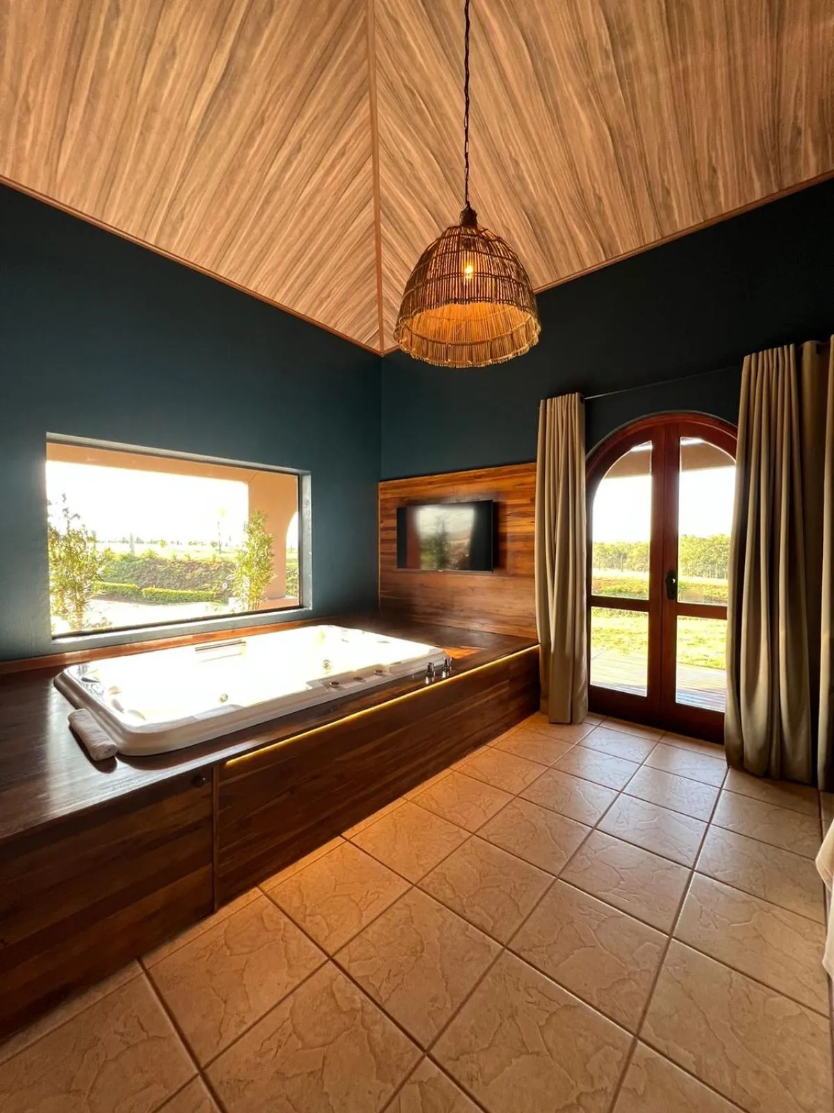 Hot Tub, Bed in Tenondé Park Hotel