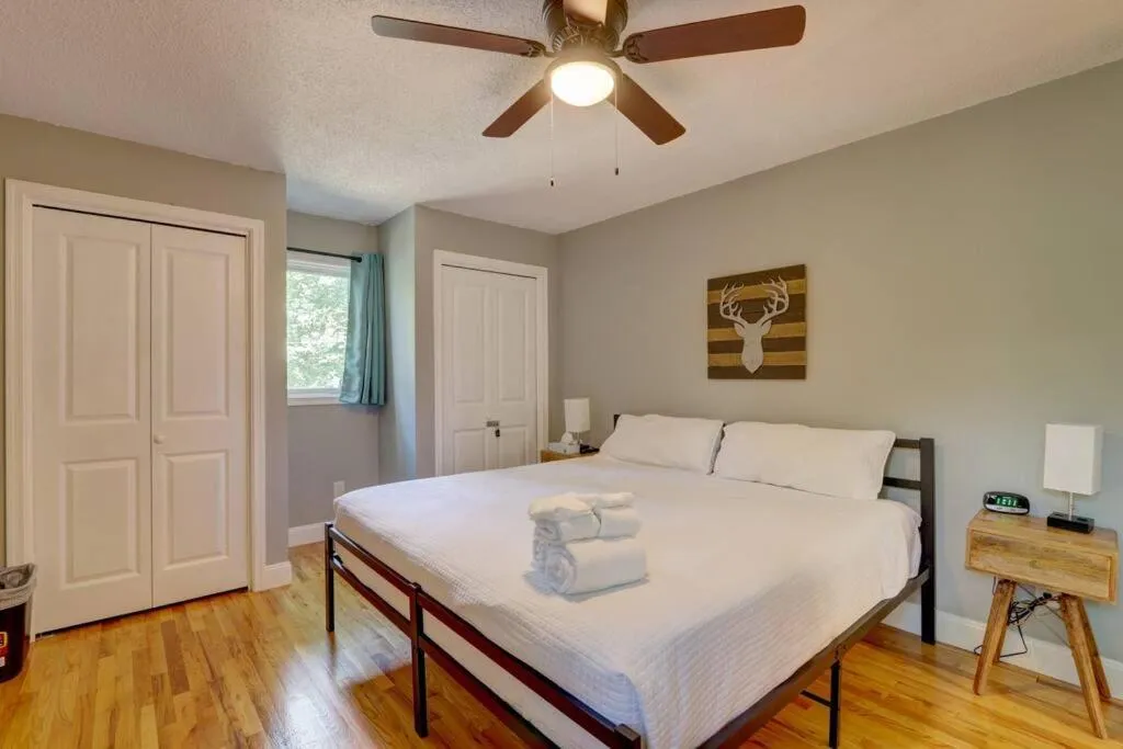 Bedroom, Bed in Cozy Chalet Game Rm and Fireplace