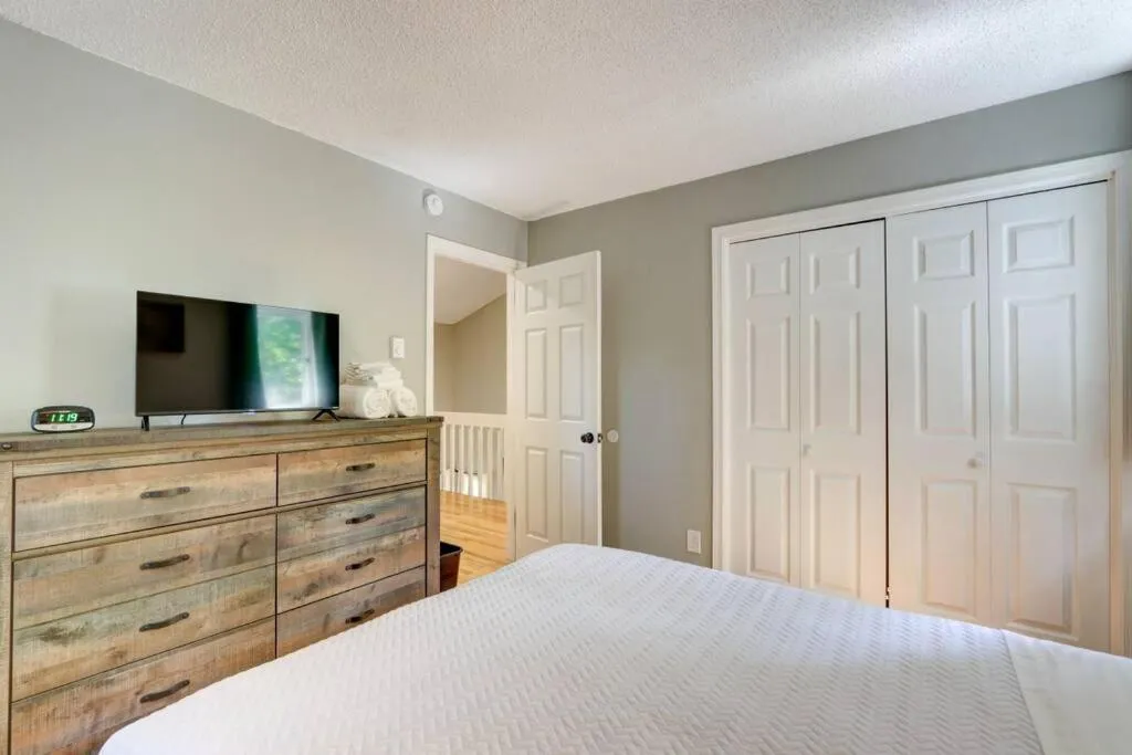 Bedroom, Bed in Cozy Chalet Game Rm and Fireplace