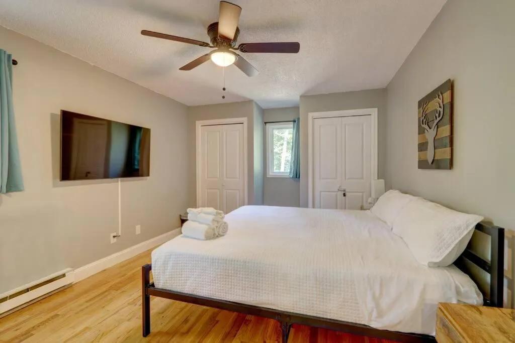 Bedroom, Bed in Cozy Chalet Game Rm and Fireplace