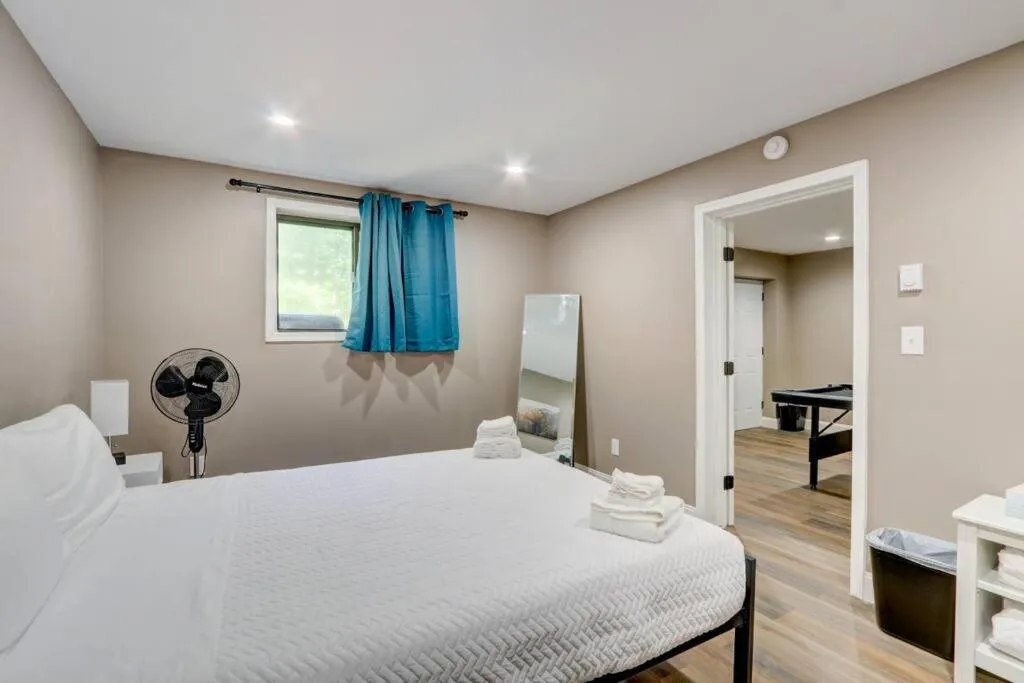 Bedroom, Bed in Cozy Chalet Game Rm and Fireplace