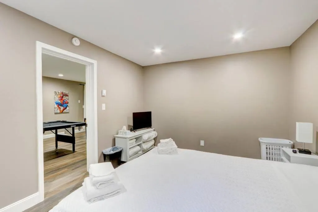 Bedroom, Bed in Cozy Chalet Game Rm and Fireplace