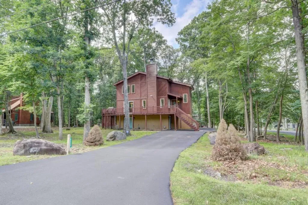 Property building in Cozy Chalet Game Rm and Fireplace