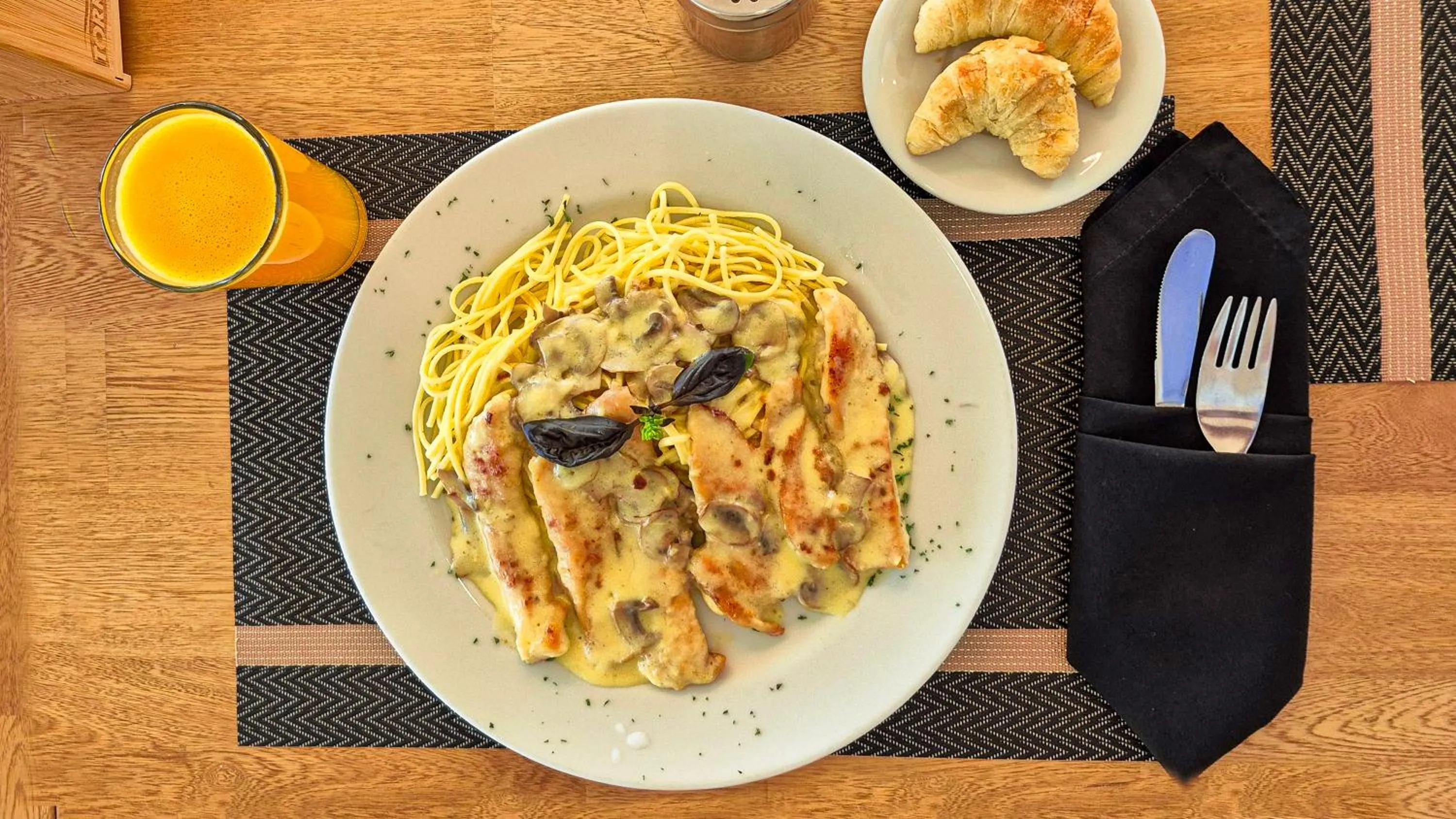 Restaurant/places to eat in Hotel Santiago de Arma