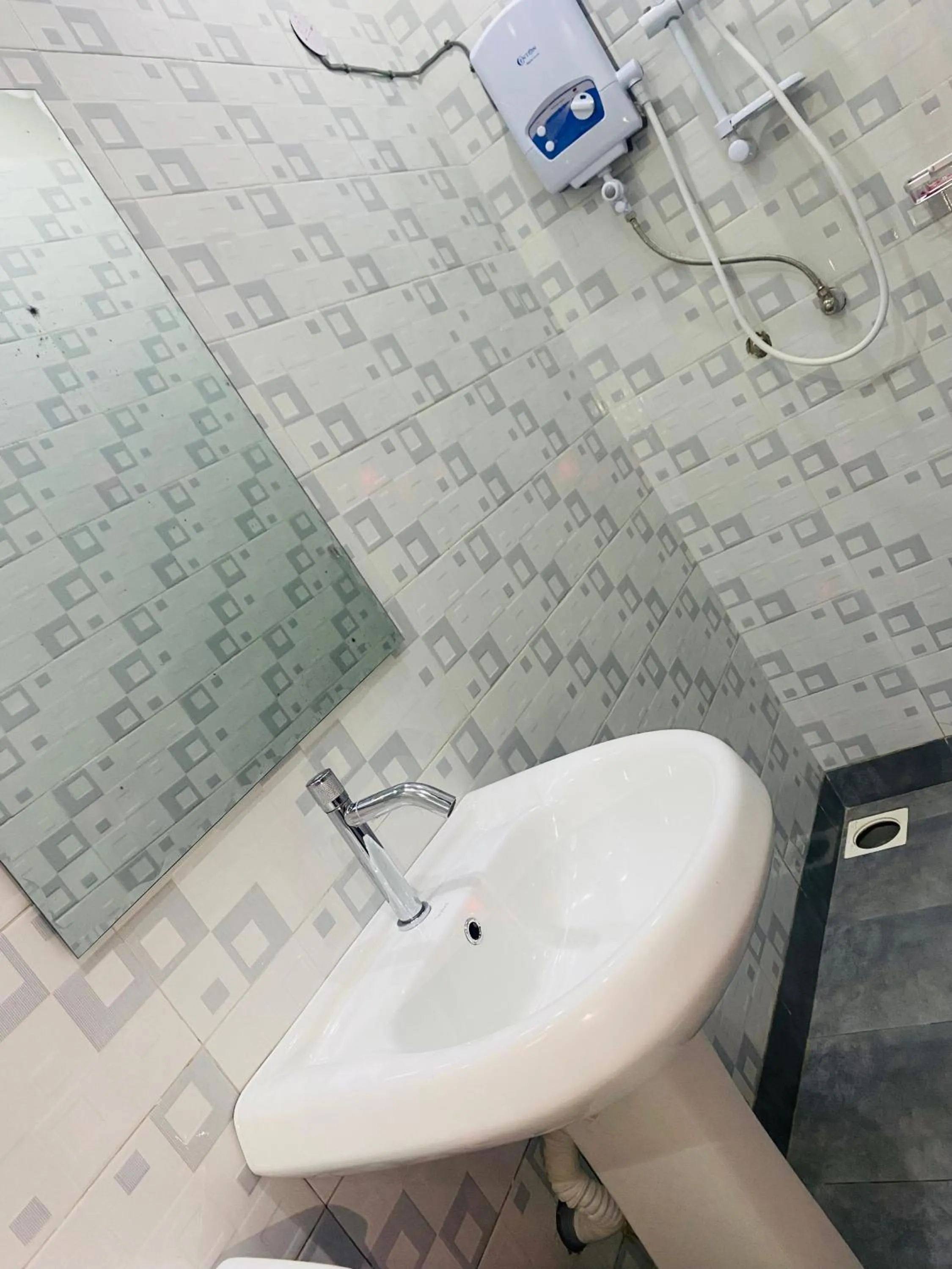 Shower in Dyvan Lounge & Cottages