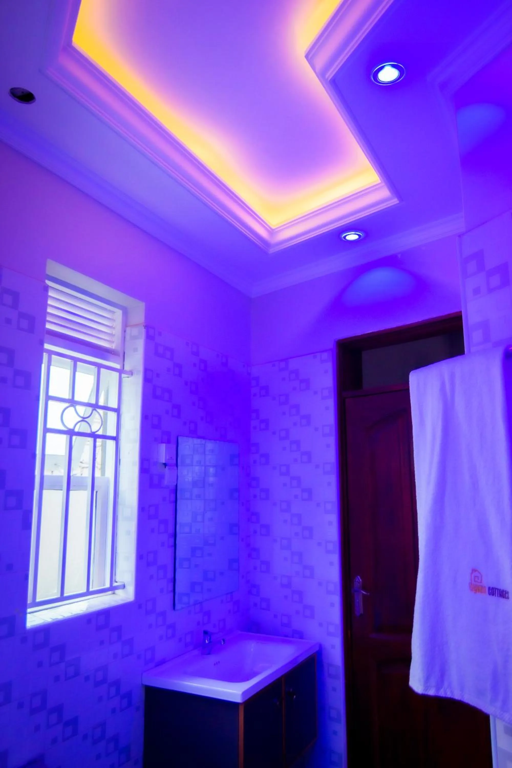 Bathroom in Dyvan Lounge & Cottages