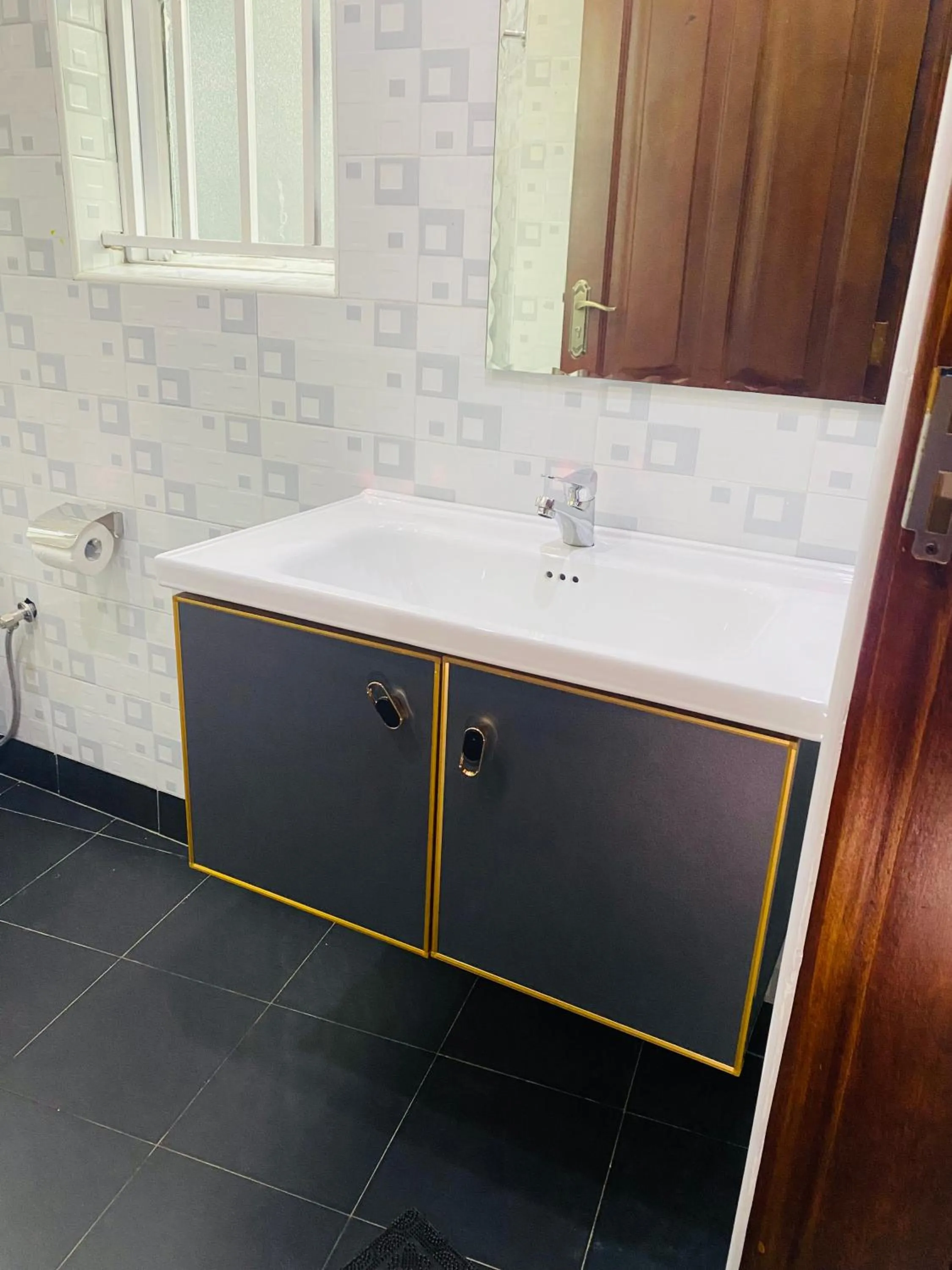 microwave in Dyvan Lounge & Cottages