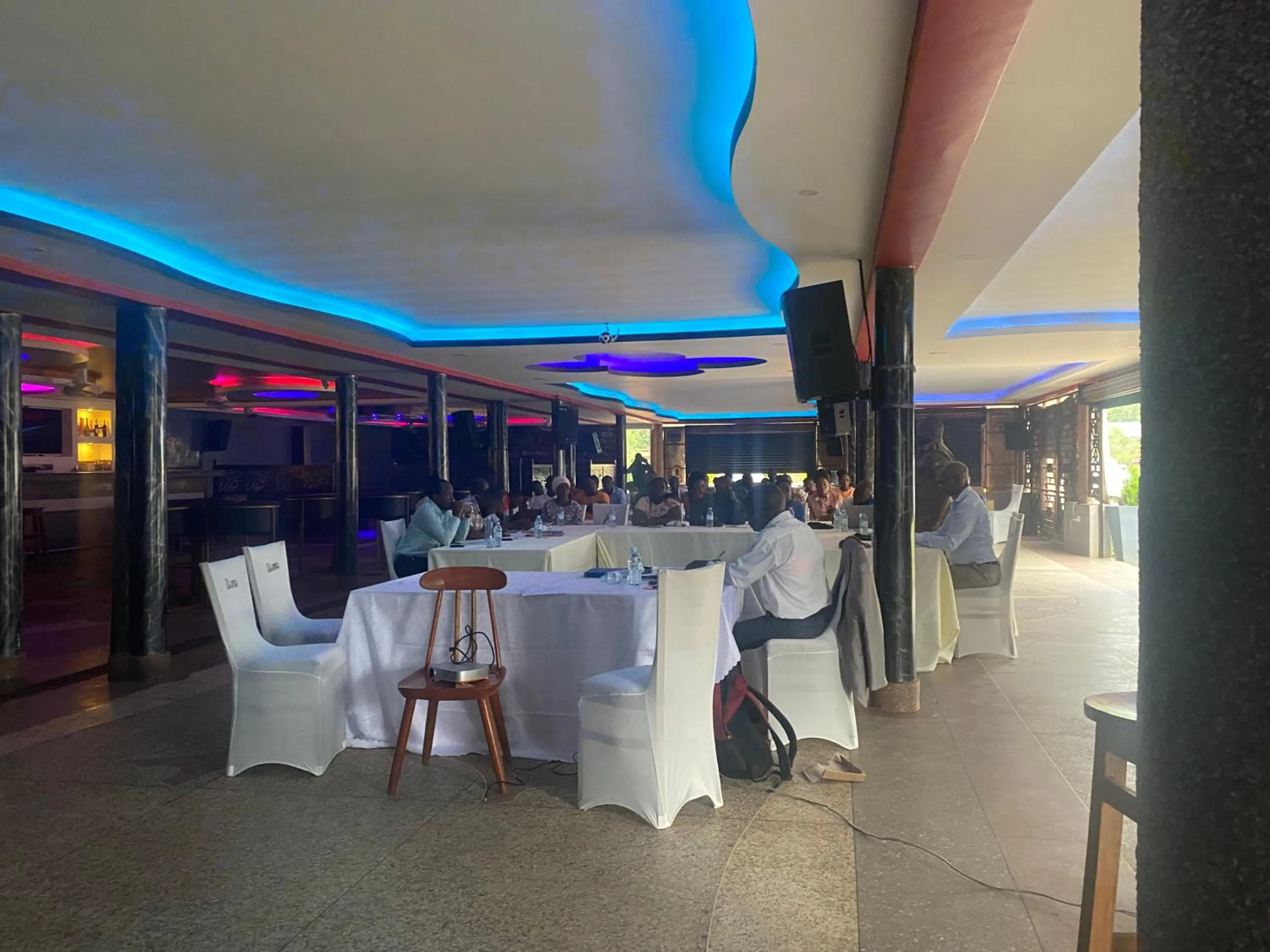 Restaurant/places to eat in Dyvan Lounge & Cottages