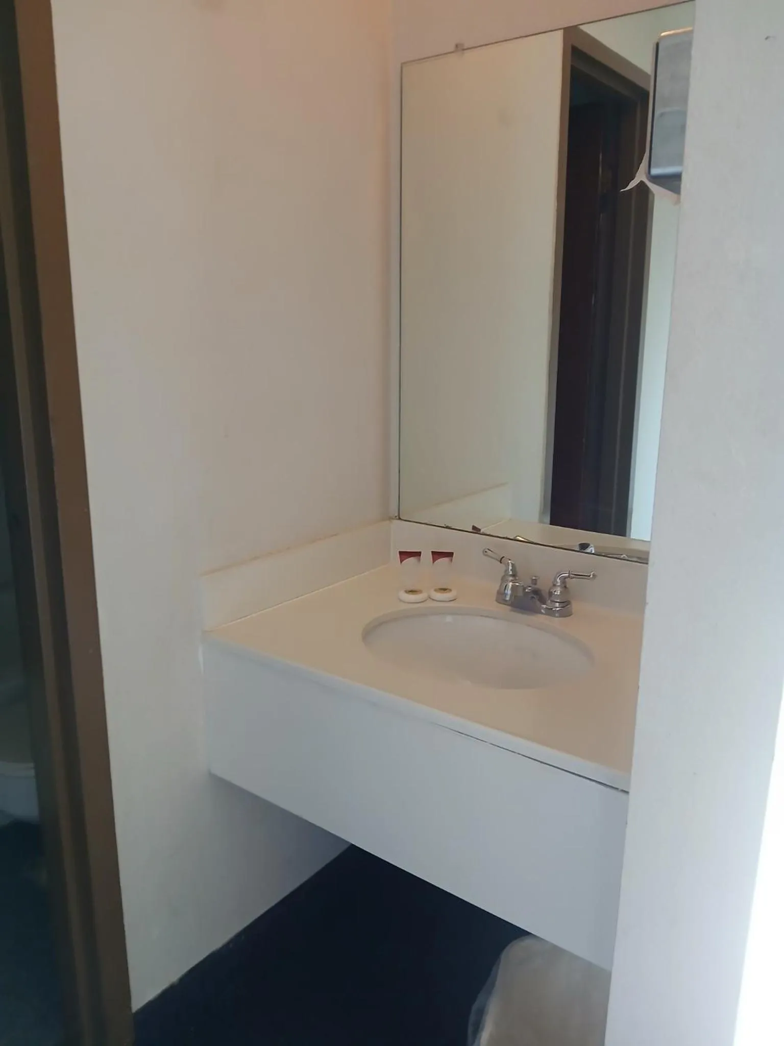 Bathroom in The Hastings Inn Parsons