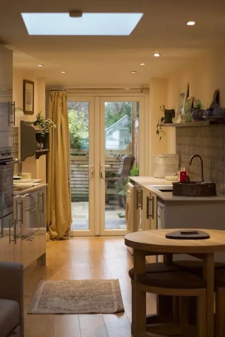 Kitchen or kitchenette in Cute Studio with kitchen, patio and free parking