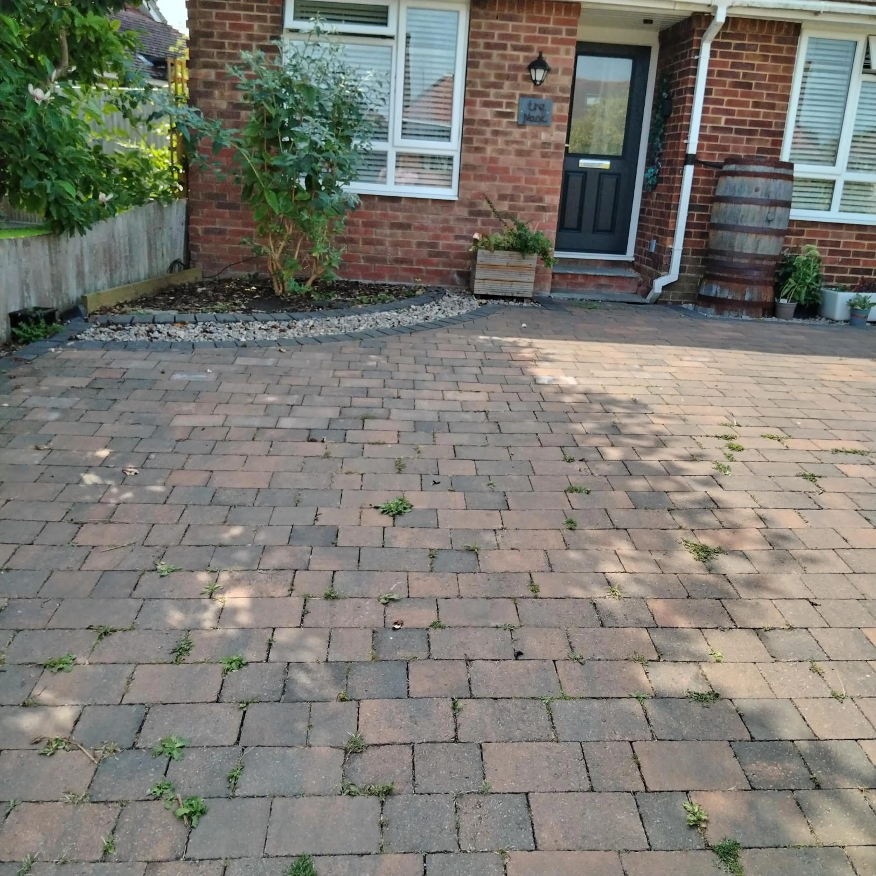 Street view in Cute Studio with kitchen, patio and free parking