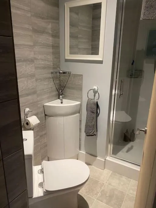 Shower in Cute Studio with kitchen, patio and free parking
